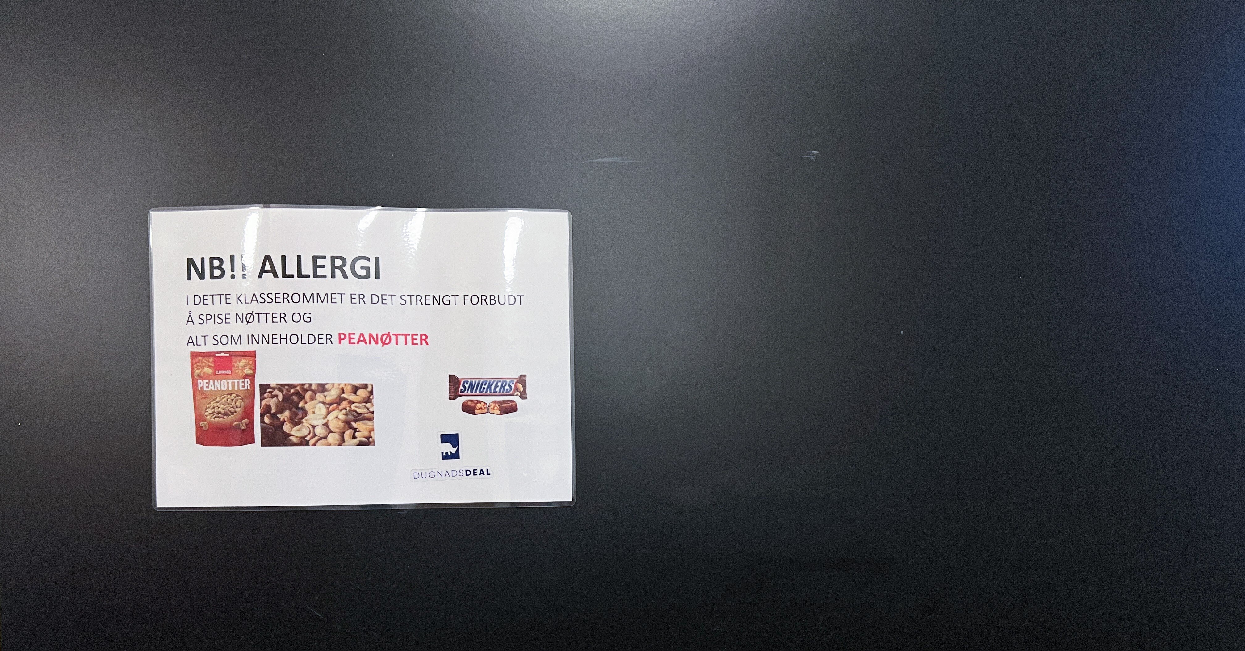 Bildet viser en plakat om nøtteallergi.