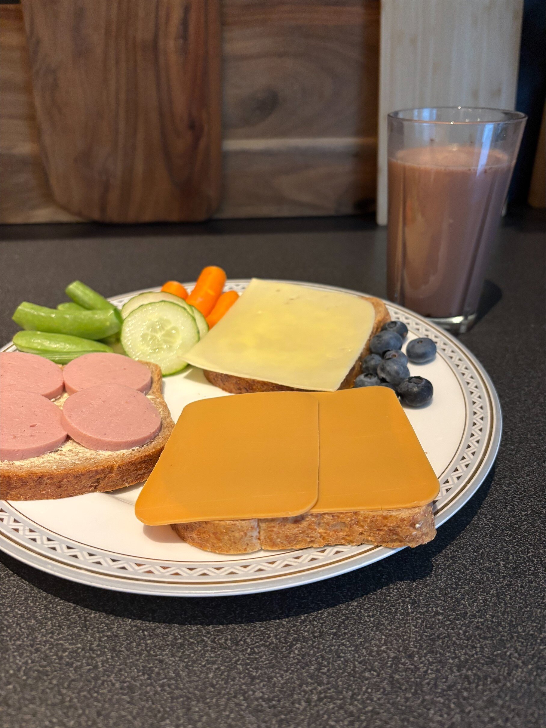 Bildet viser et fat med brødskiver