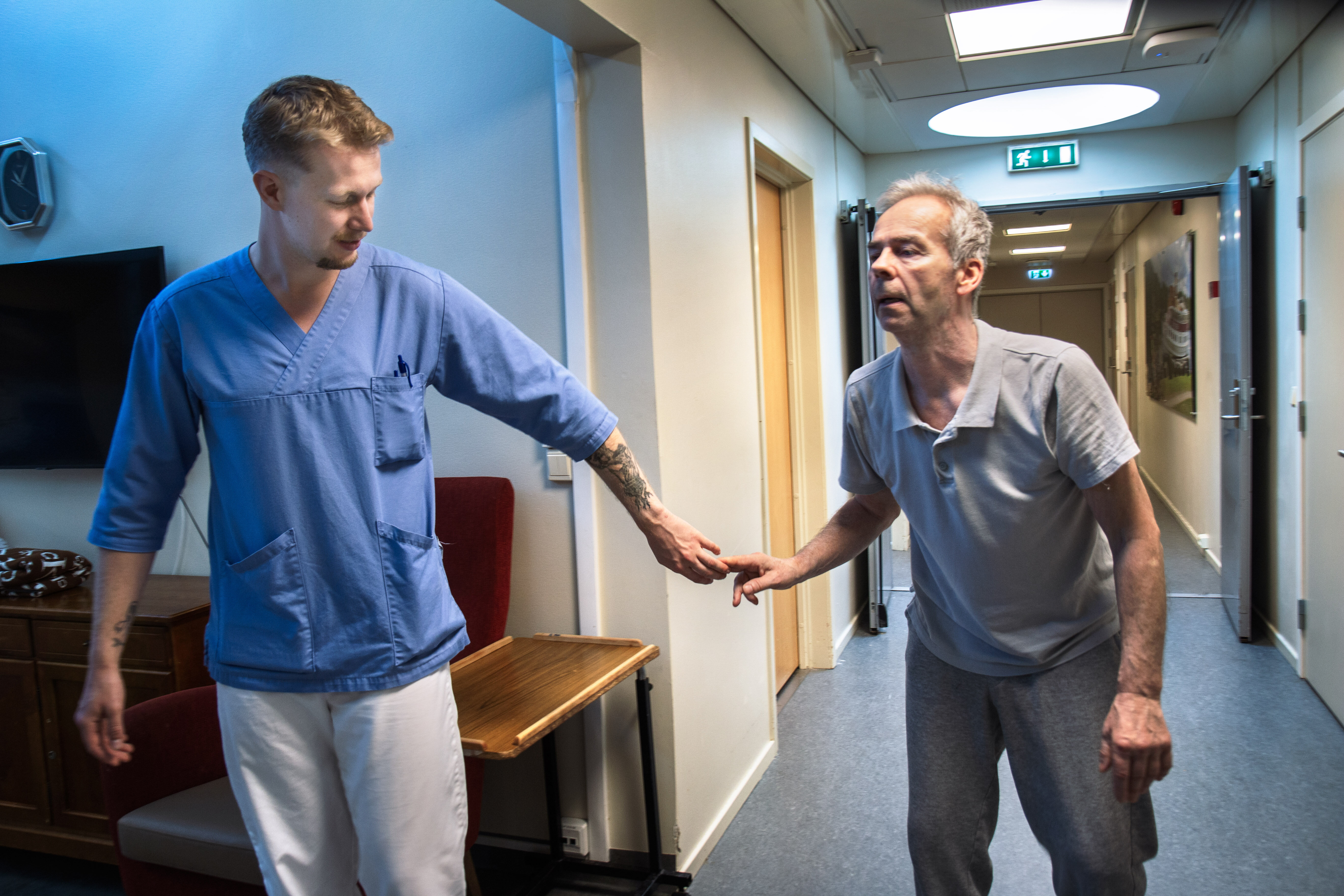 Bildet viser sykepleier Marius Albrechtsen og pasient