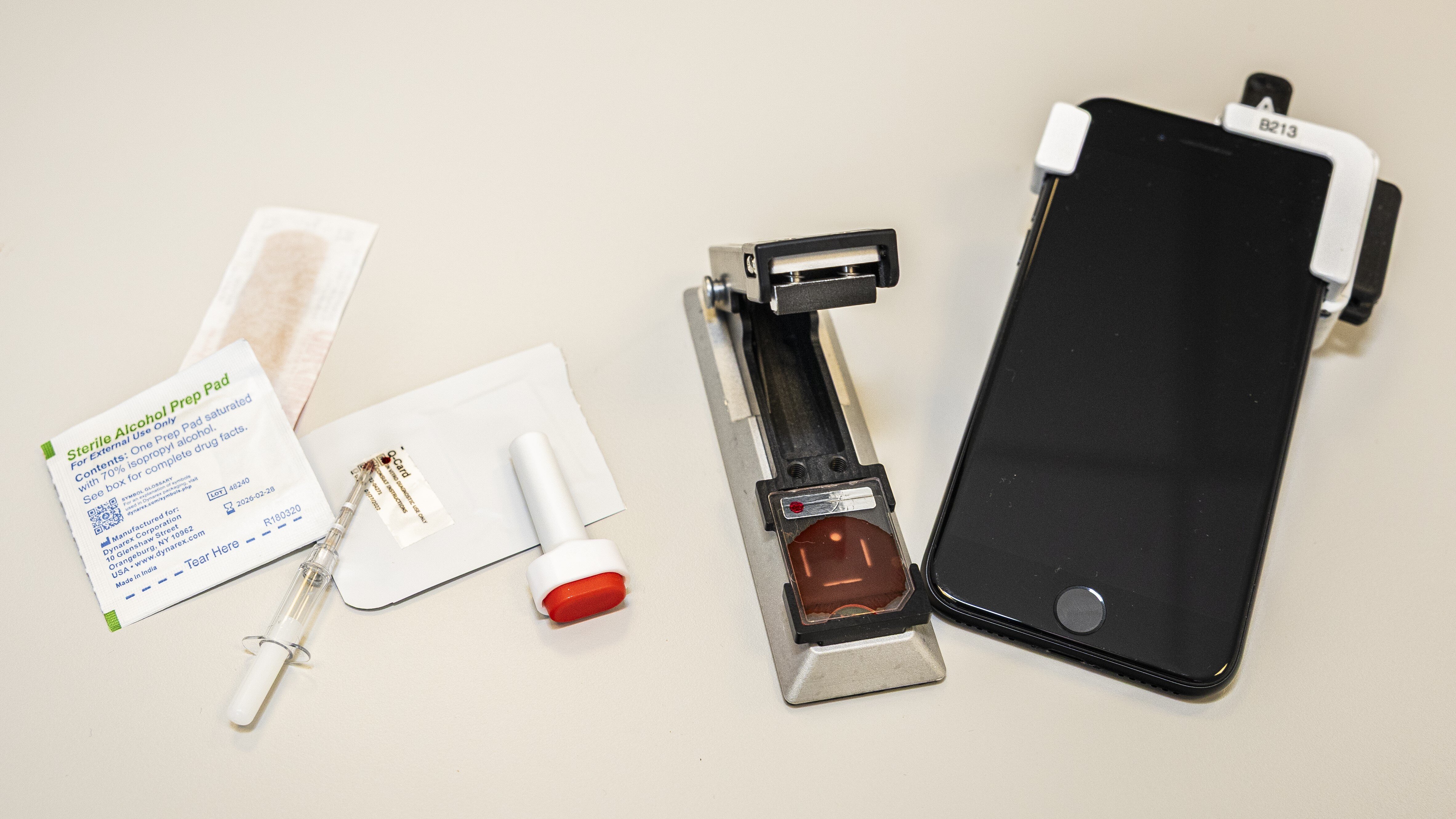 Bildet viser blodprøve-utstyr man kan bruke til hjemmetesting