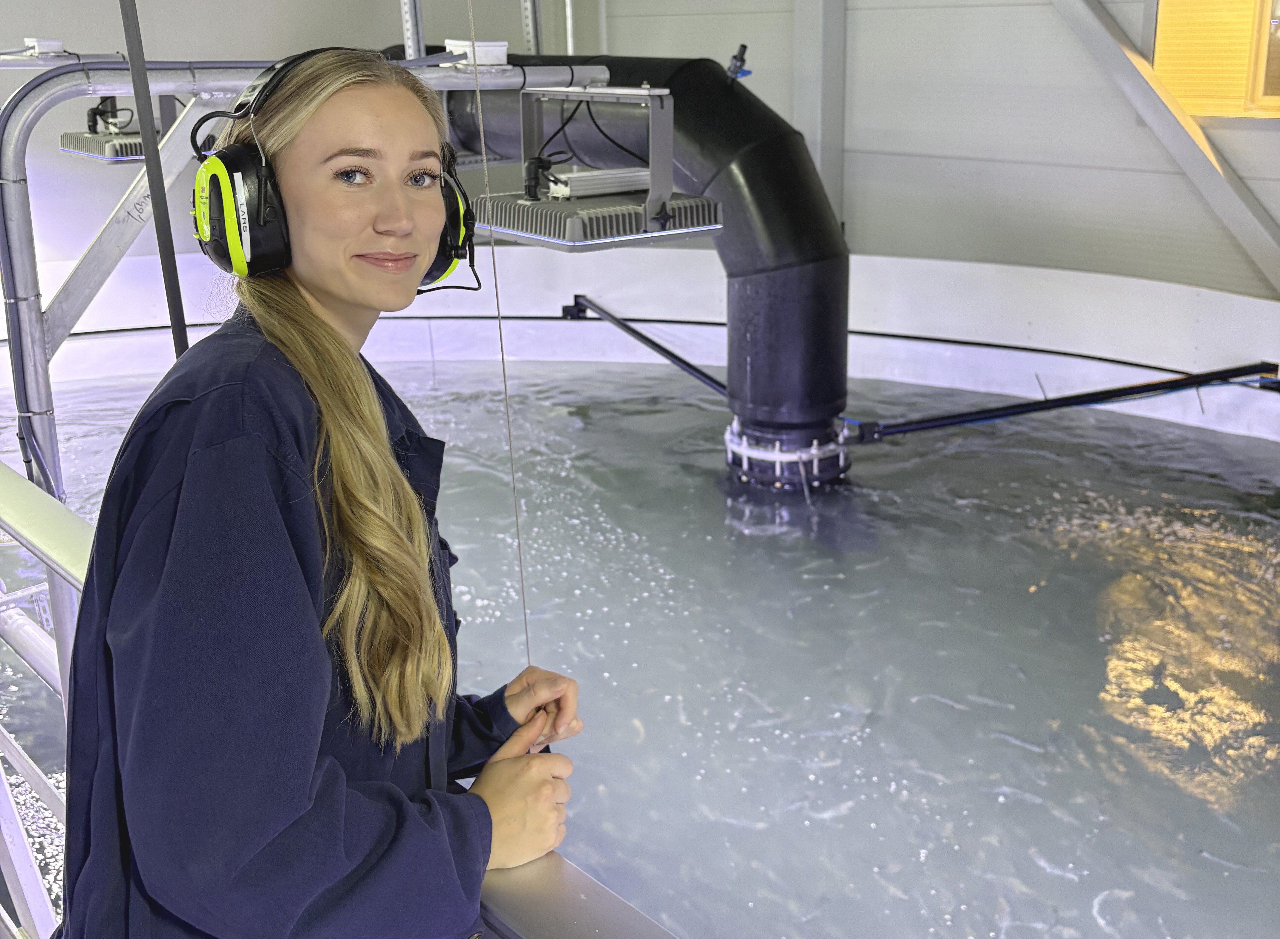 bildet av emilie ved fisketanken på oppdrettsanlegget