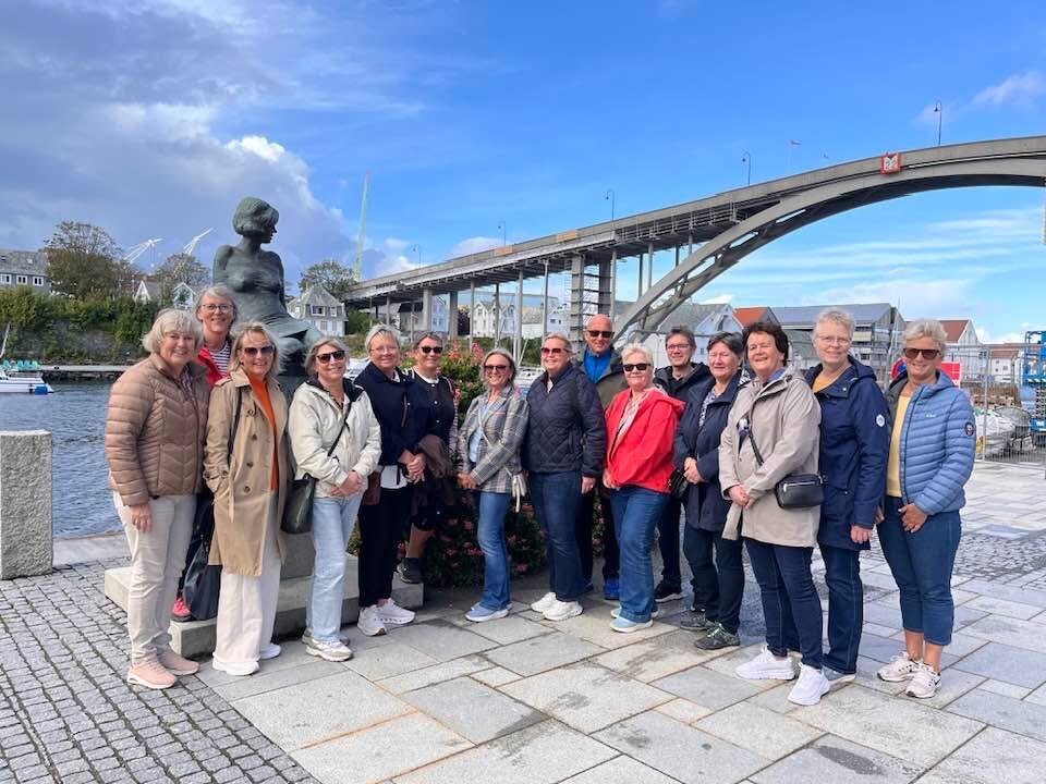 Bildet viser kullingene 40 år etter uteksaminering ved risøybrua i Haugesund Bildet viser kullingene 40 år etter uteksaminering ved risøybrua i Haugesund