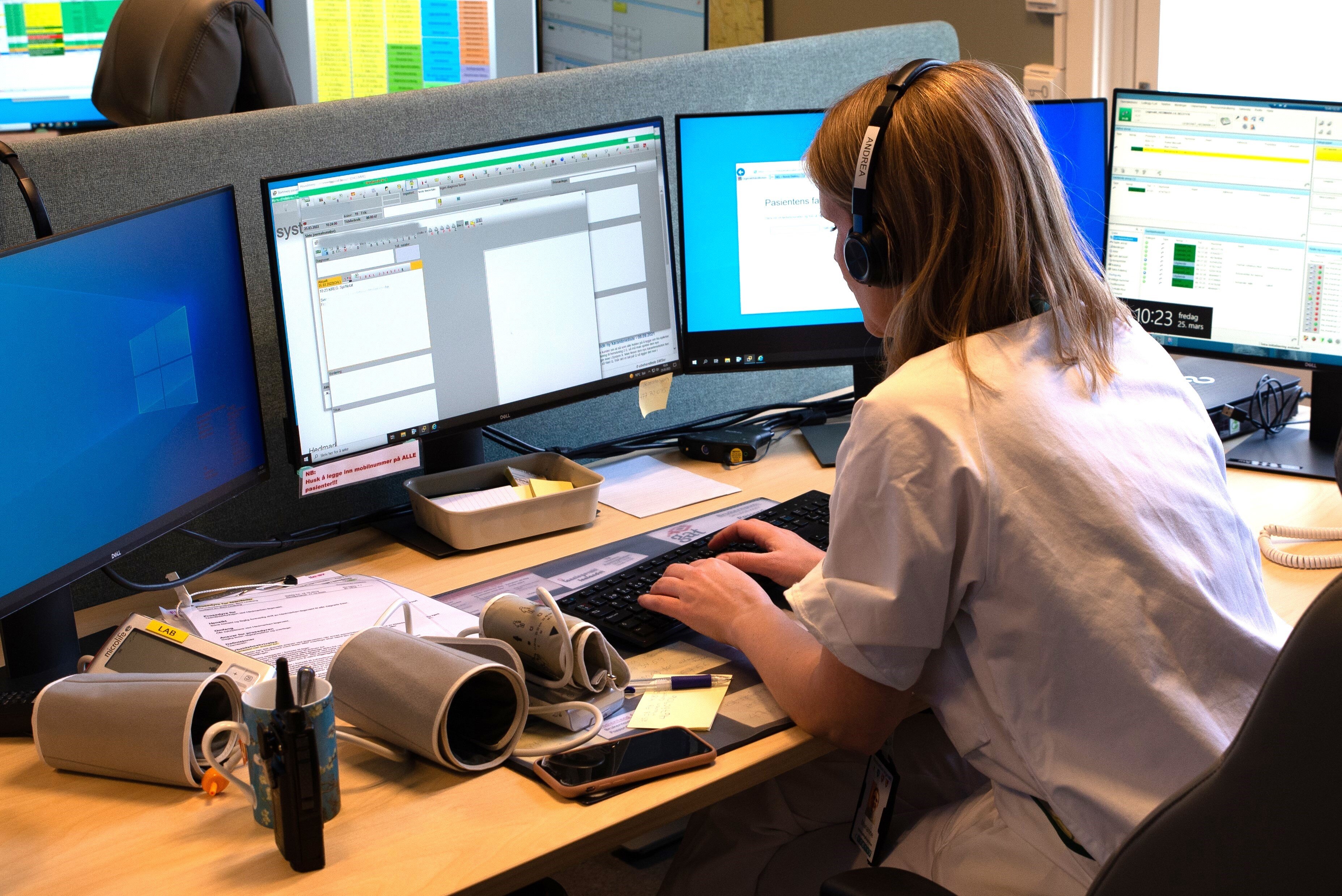 Bildet viser en sykepleier på en legevaktsentral