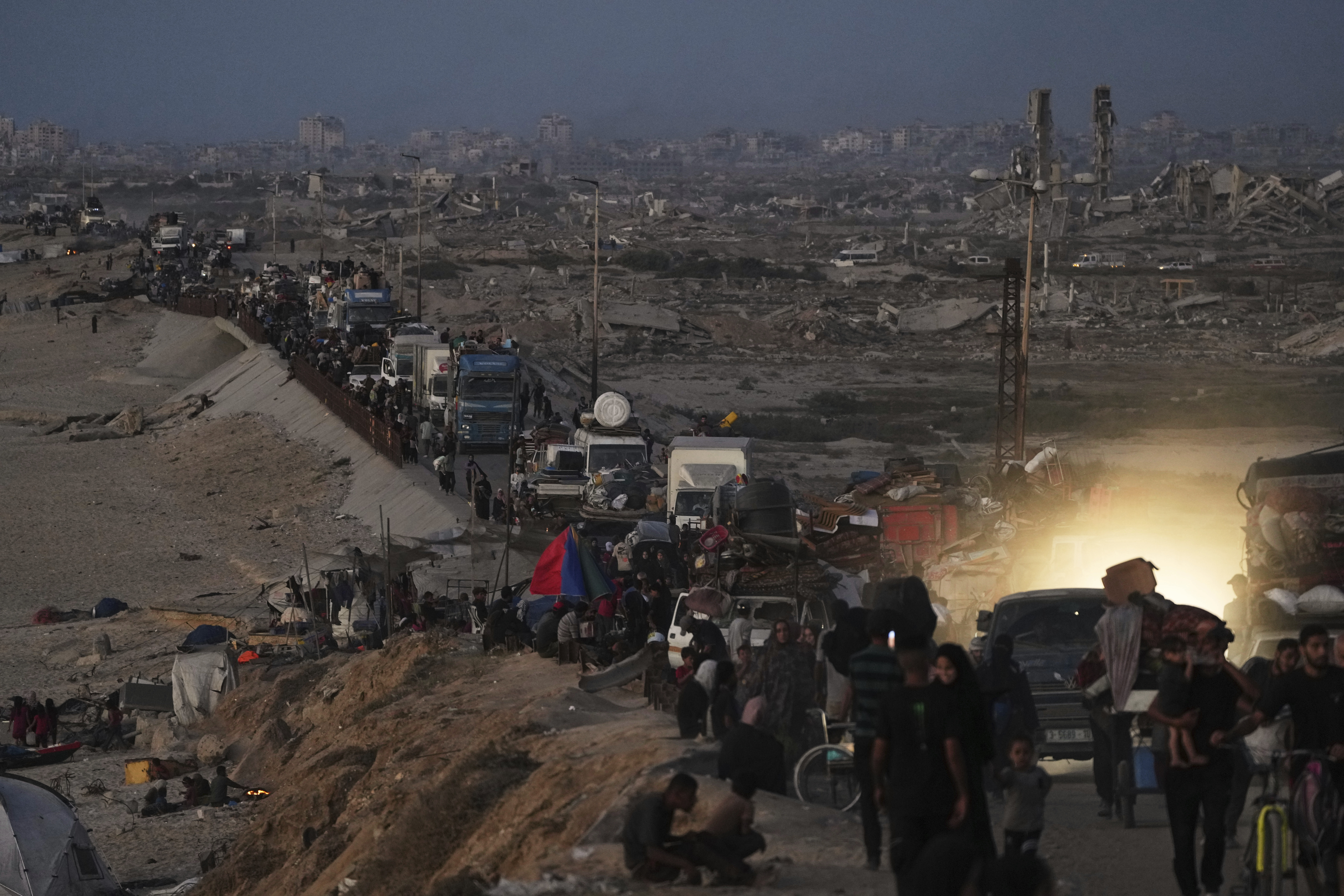 Bildet viser mennesker på vei sørover på Gazastripen.