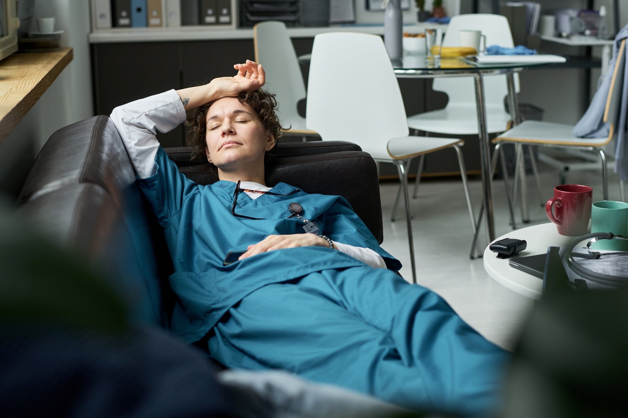 Bildet viser en sykepleier som er utslitt og trøtt