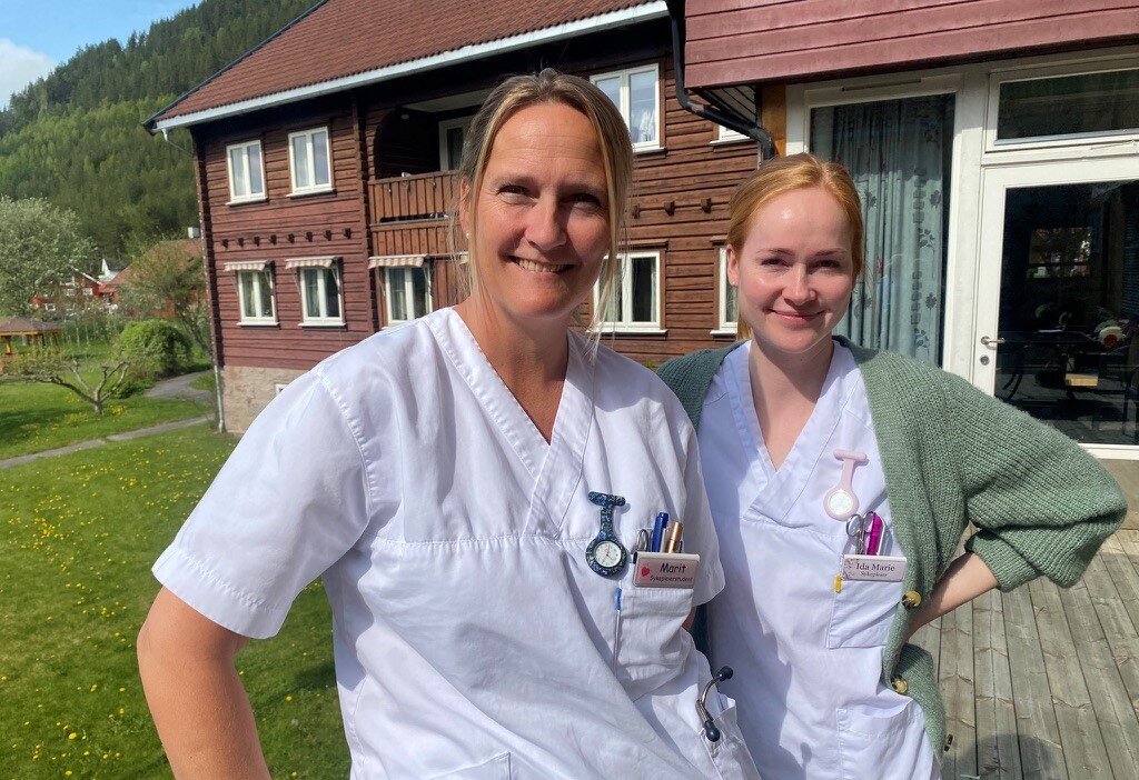 Bilder viser student Marit Lien Haugen og praksisveileder Ida Marie Strand på sykehjemmet i Austbygde Tinn