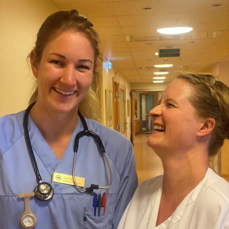 Bildet viser sykepleierstudent June Helen Kasa og praksisveileder Carol van Kershaver ved Nesbukti sjukeheim