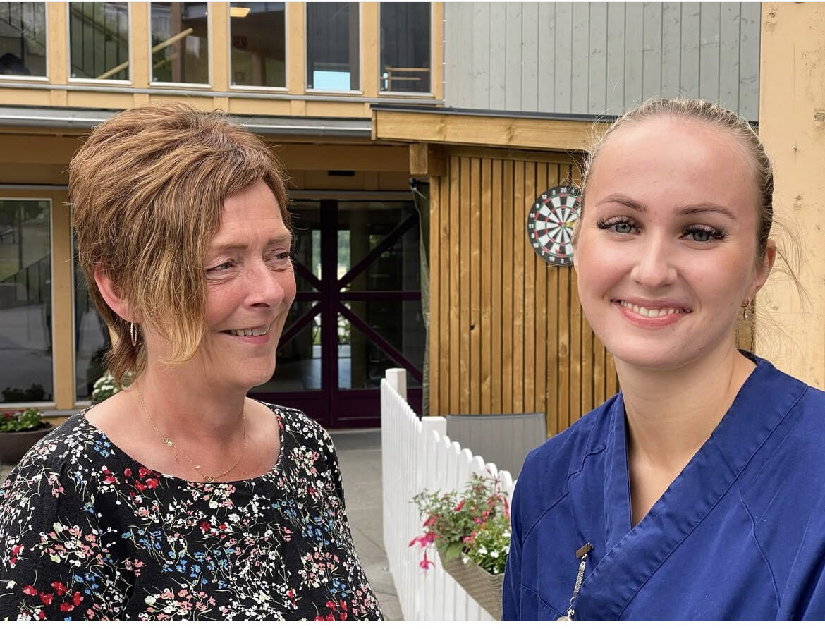 Bildet viser sykepleierstudent Kristine Sætre og fagsykepleier Andi Kvåle ved Haugmotun Omsorgssenter