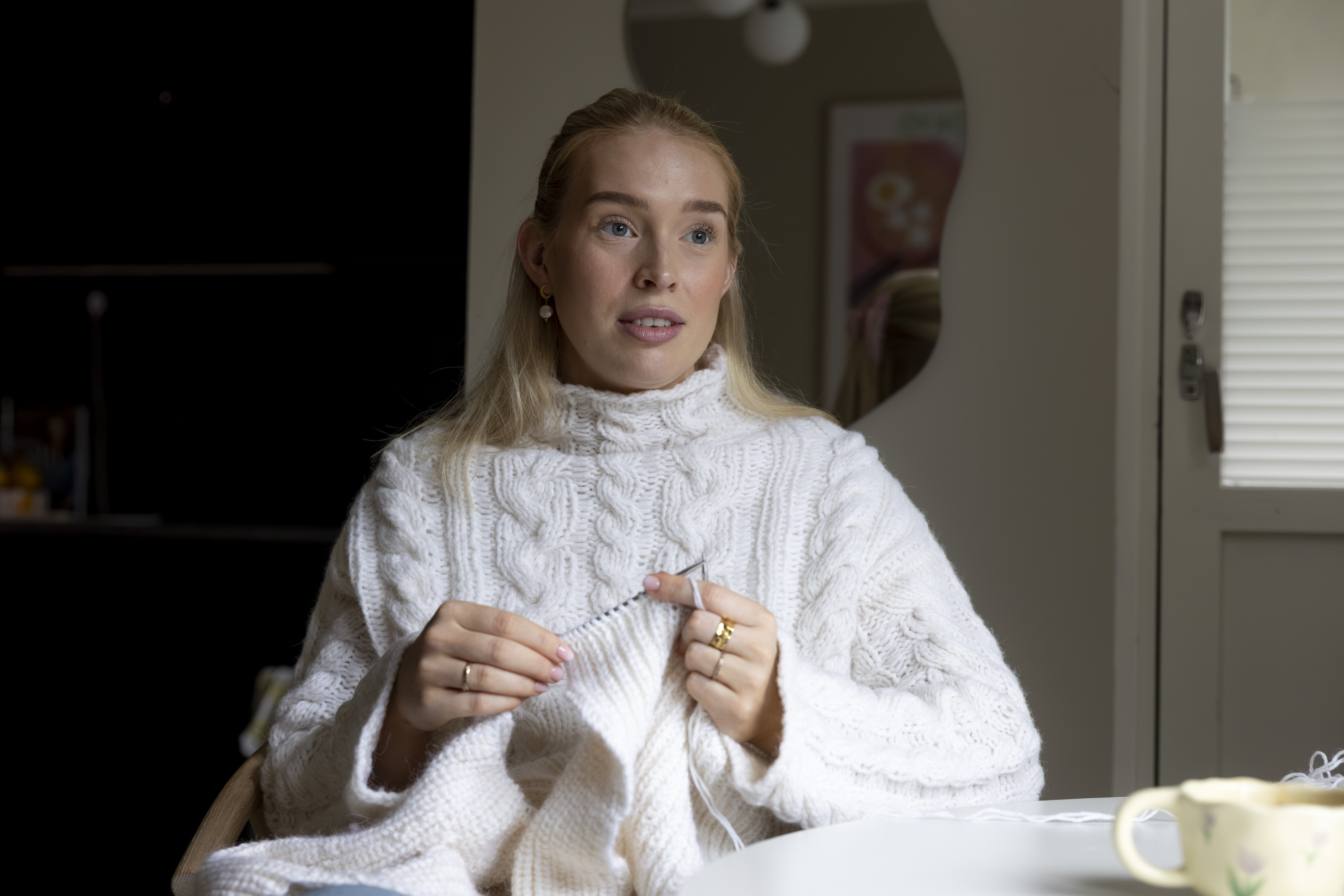 Bildet viser Maria Tessem som strikker.