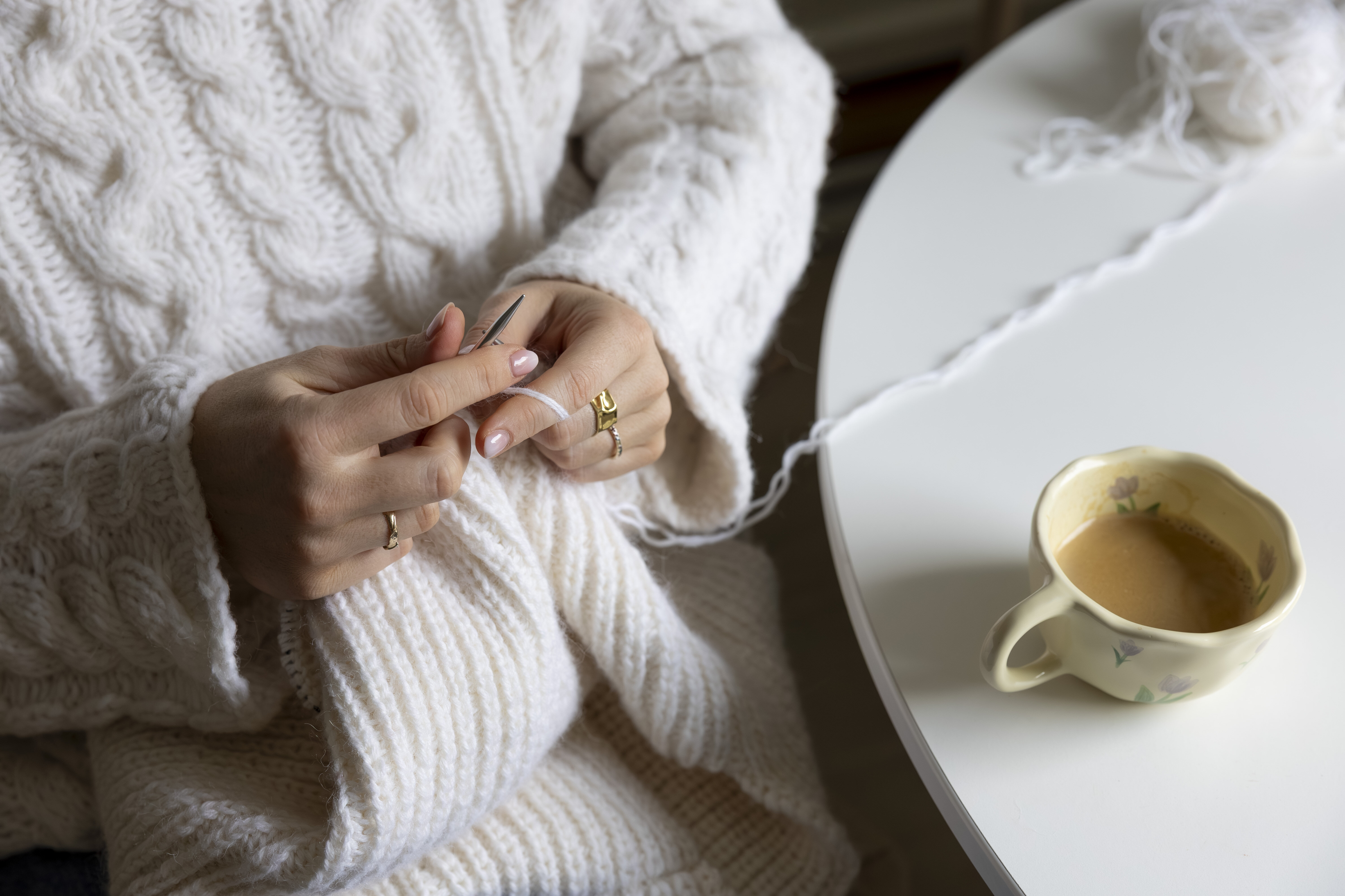 Bildet viser hender som strikker.