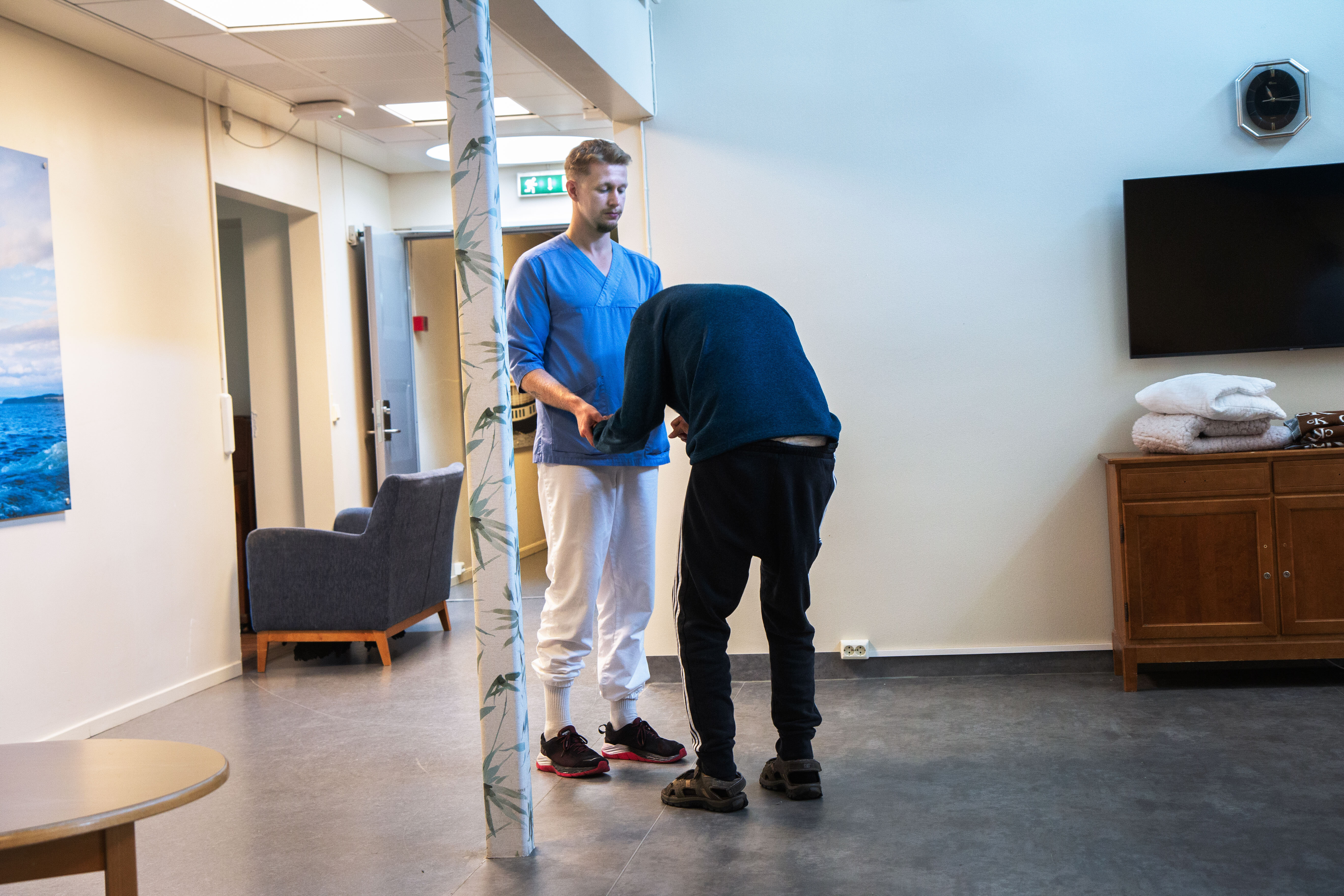 Bildet viser pasient og sykepleier i fellesarealet