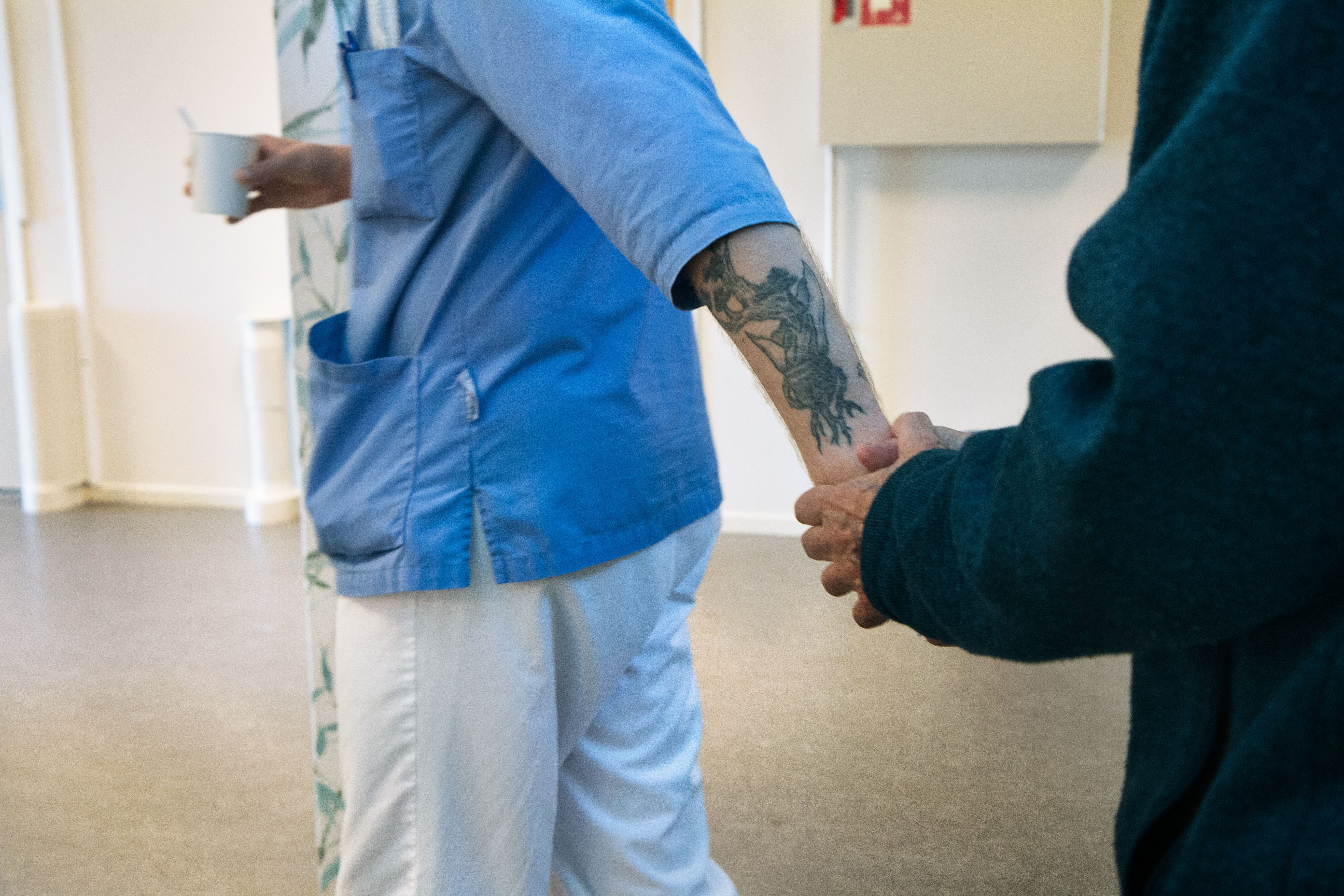 Bildet viser sykepleier som leier pasient 