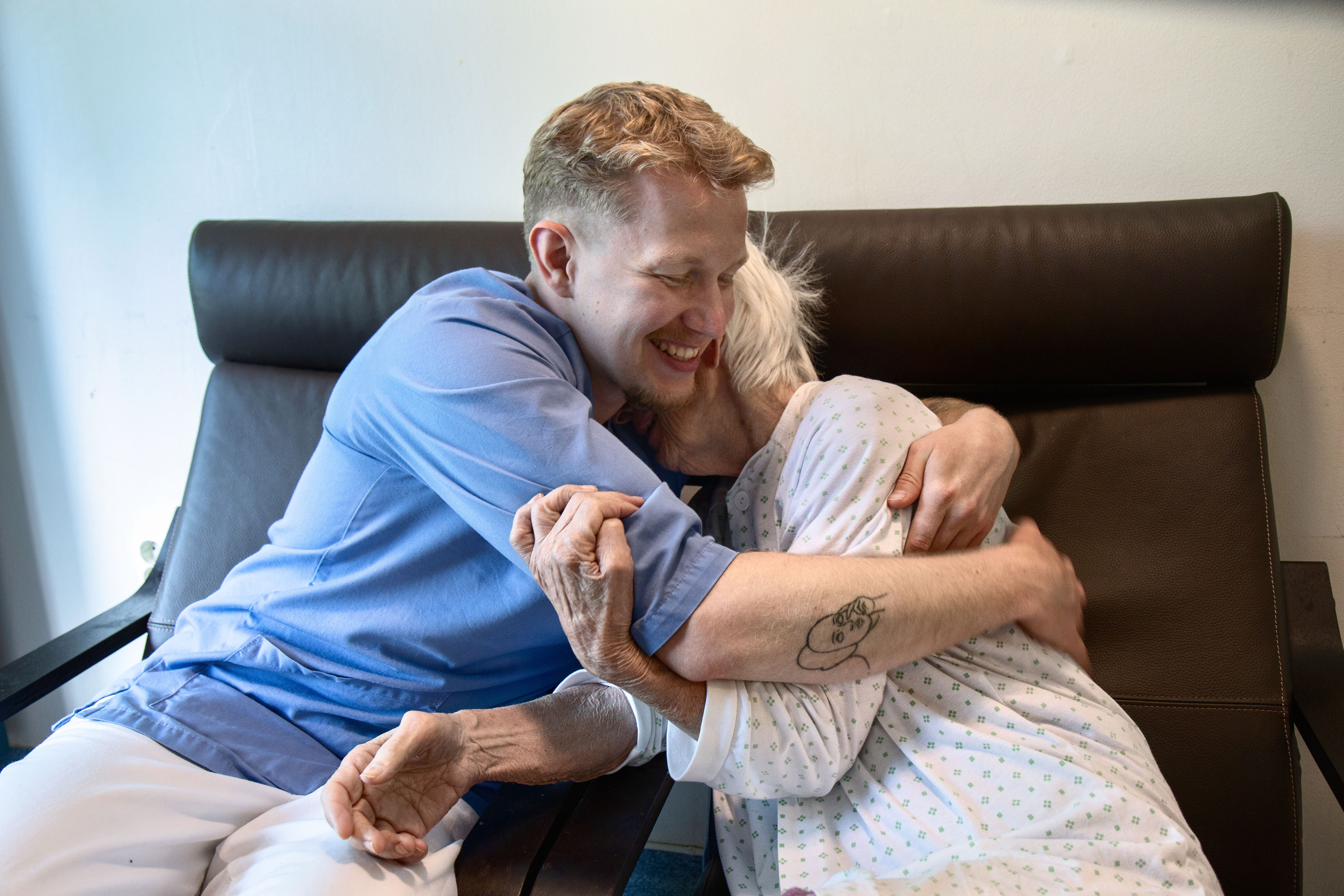 Bildet viser sykepleier og pasient som klemmer