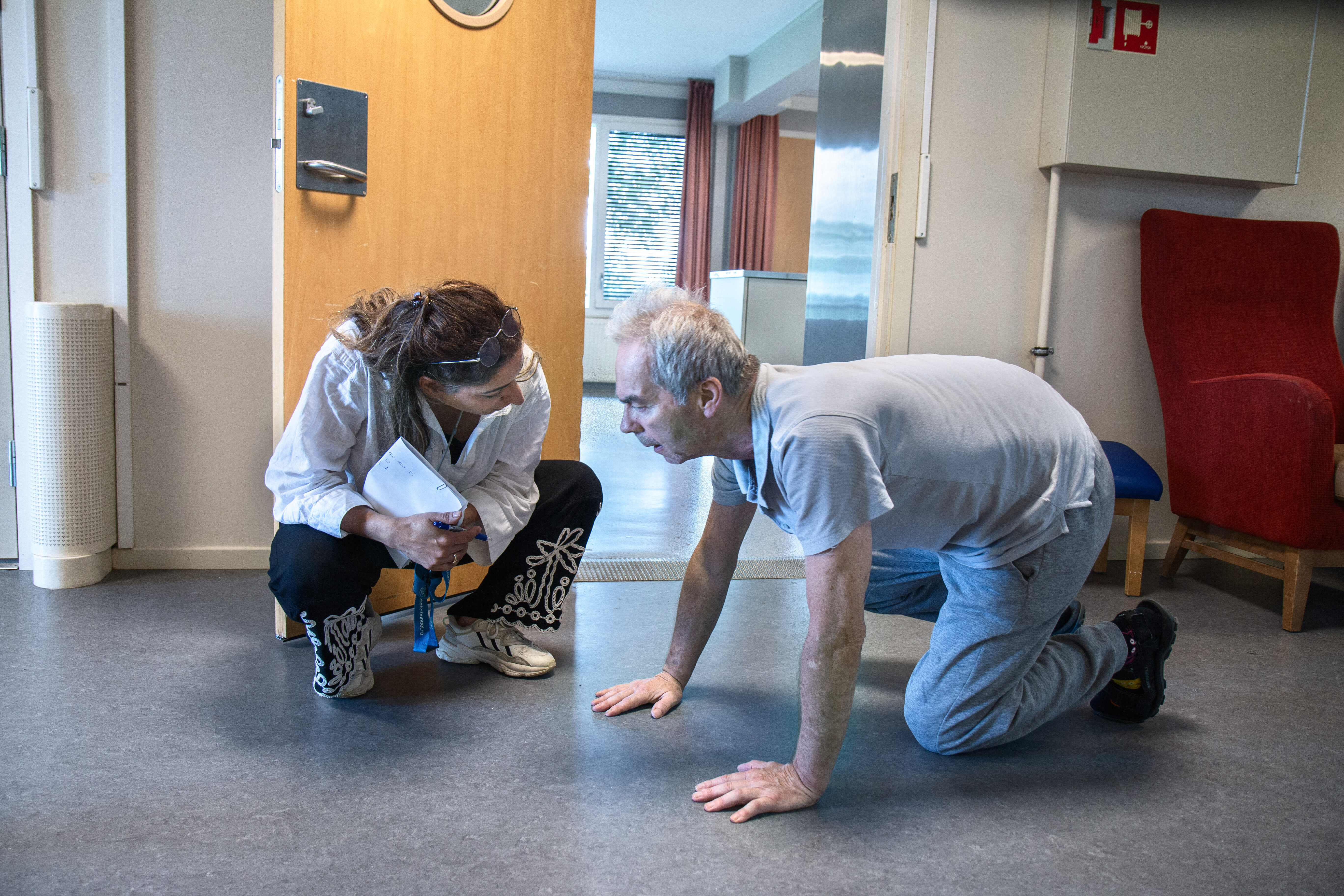 Bilder viser sykepleier og pasient på Økernhjemmet 