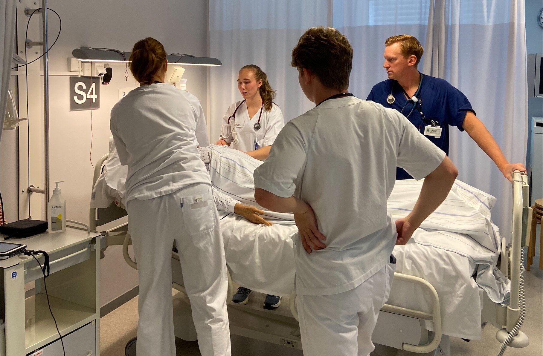 Bildet viser studenter og veiledere i en simuleringssituasjon