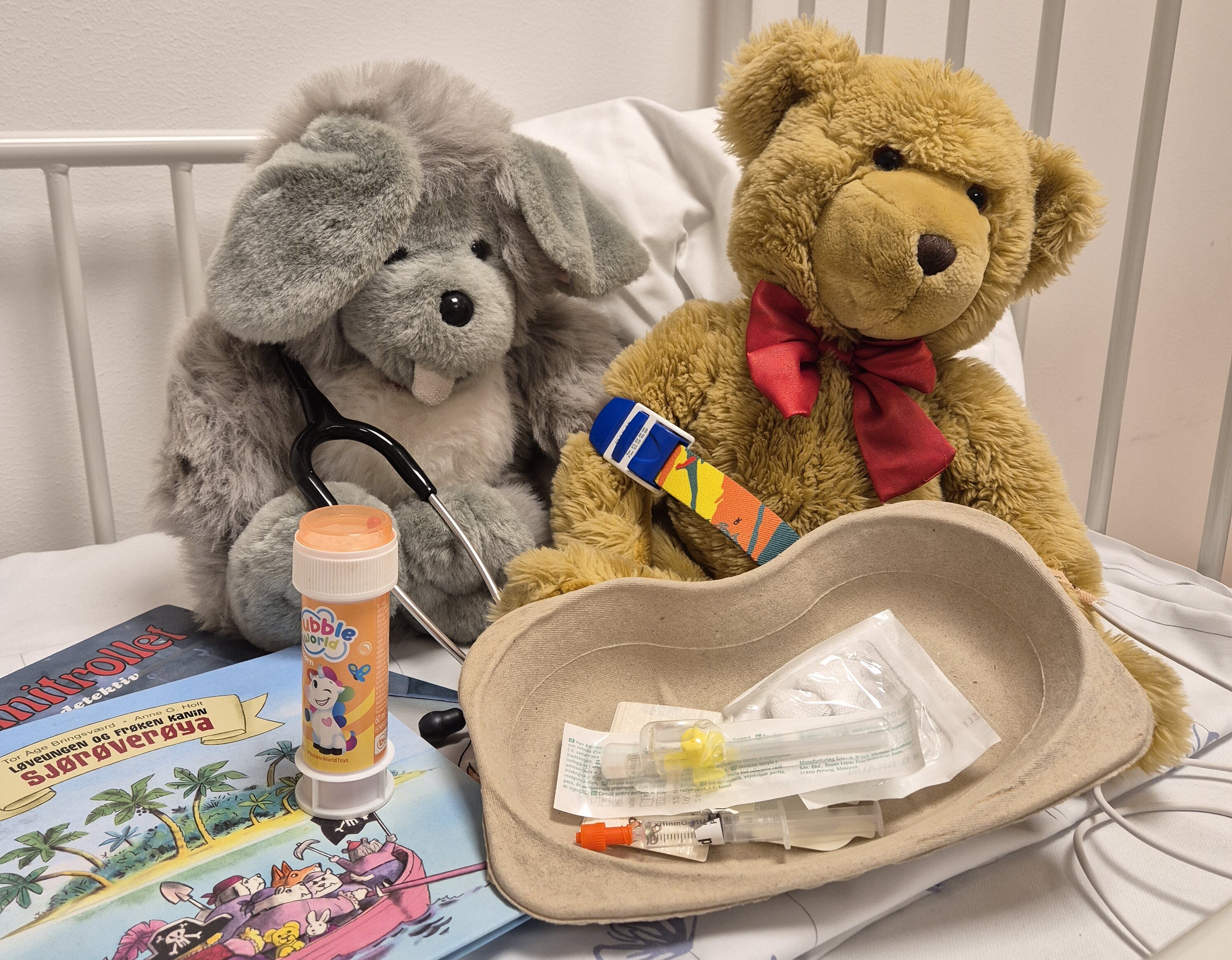 Bildet viser to bamser, premier og utstyr til behandling av barn