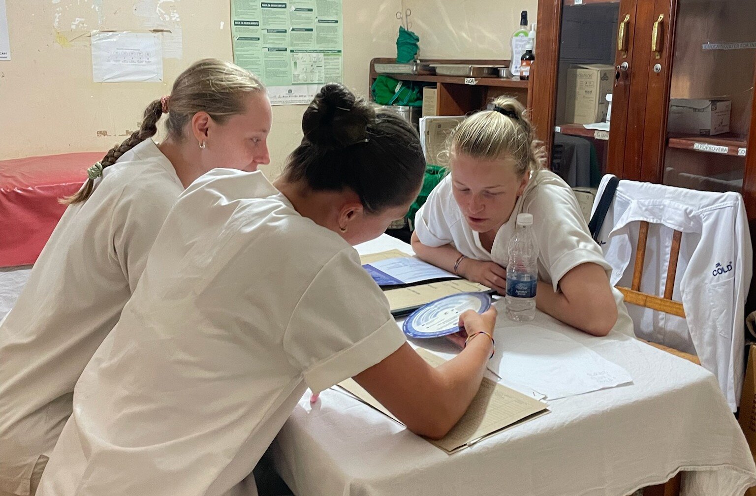  Bildet viser sykepleierstudenter som har praksisopphold i Tanzania