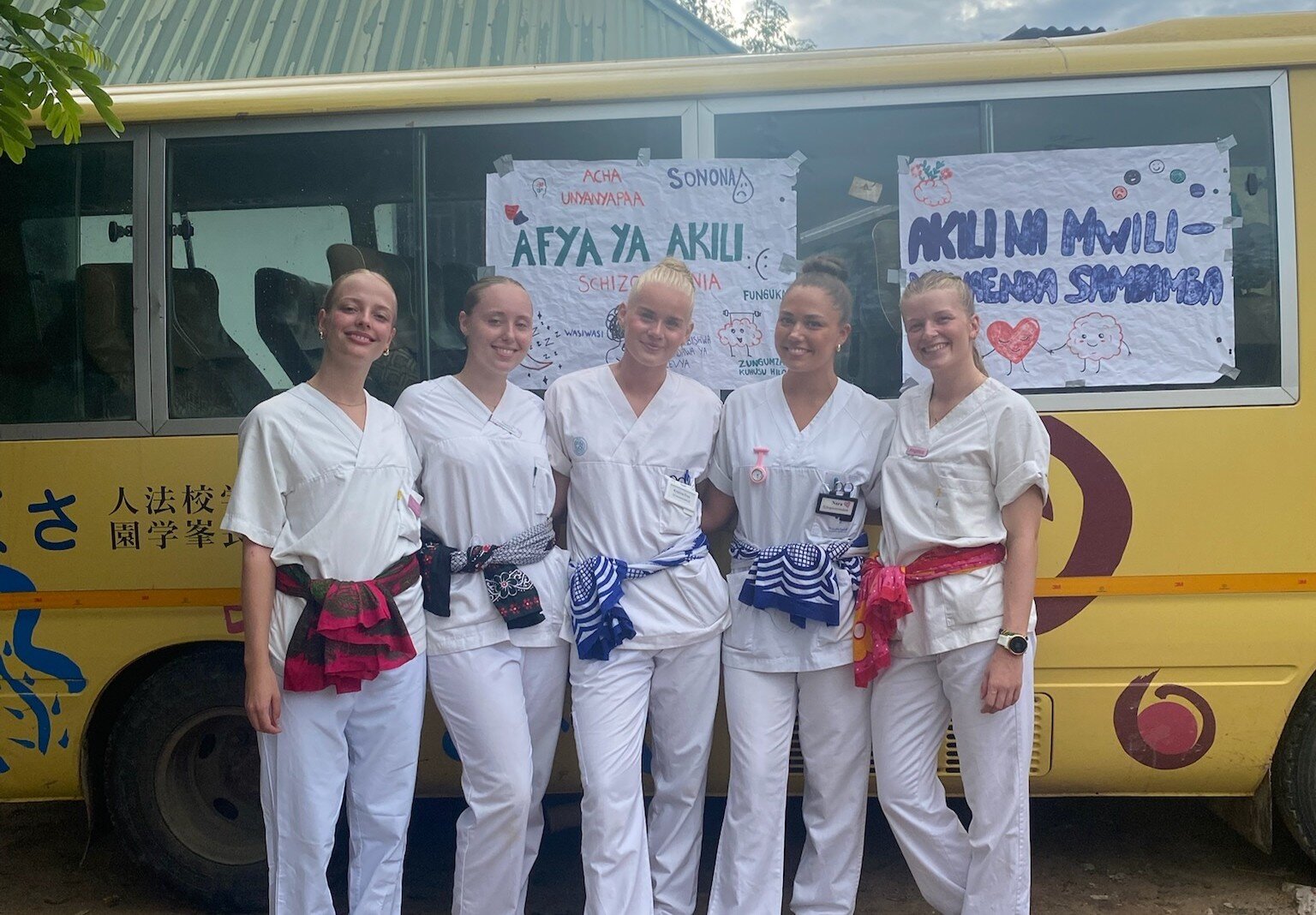 Bildet viser sykepleierstudenter som har praksisopphold i Tanzania