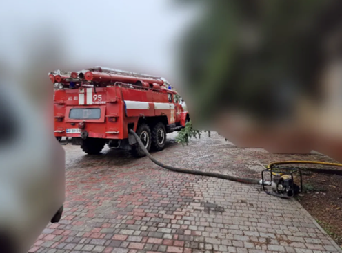 Bildet viser en tankbil med vann forsyner stabiliseringspunktet ved hjelp av en pumpe 