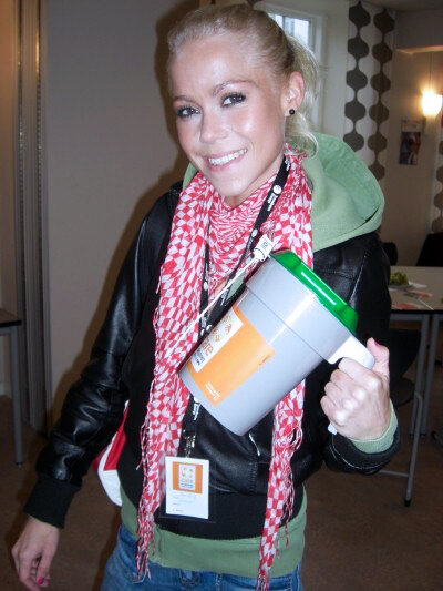 Bildet viser Ingeborg Senneset som bærer en bøsse for TV-aksjonen.