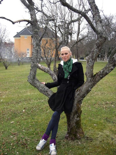 Bildet viser Ingeborg Senneset i eplehagen på Østmarka sykehus.