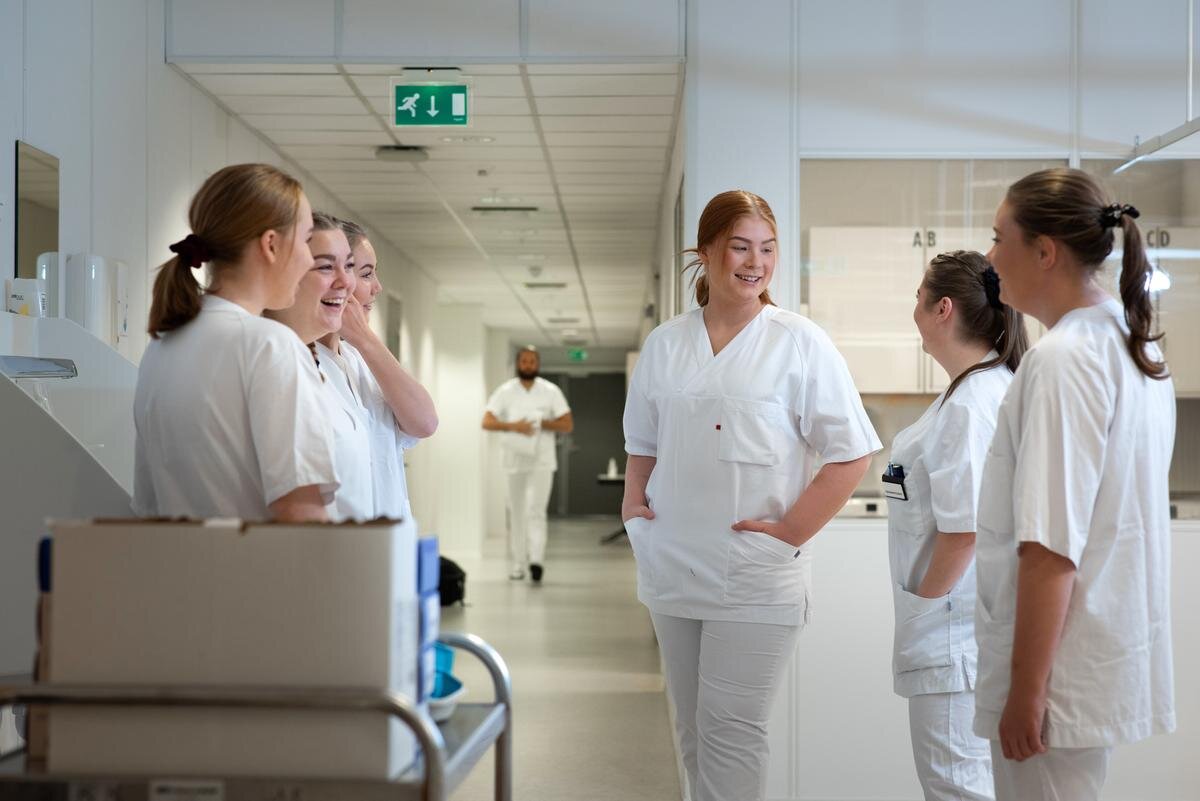 Bildet viser sykepleierstudenter som er i praksis
