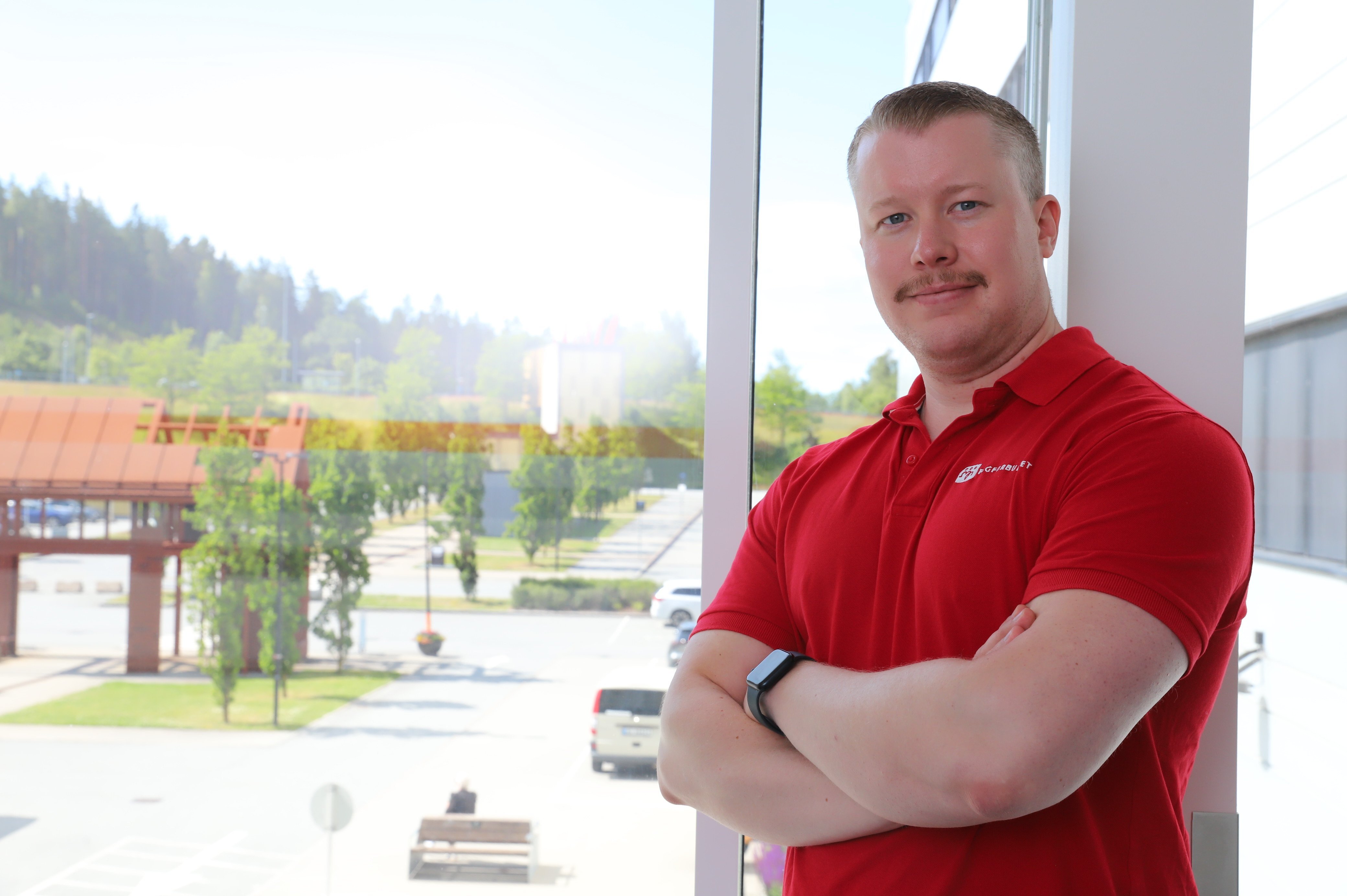 Bilde viser Johan Marcus Johansson med armene i kors