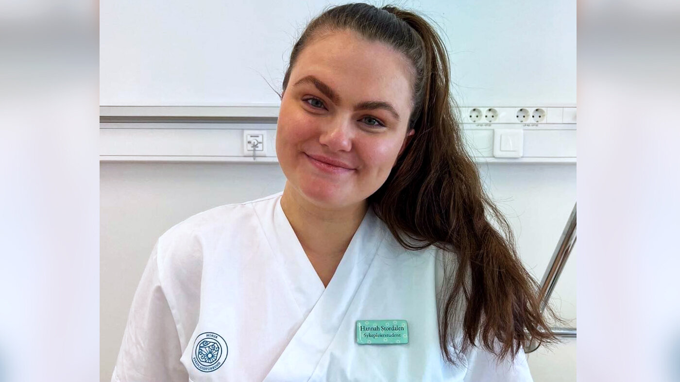 Bildet viser Hannah Marie Stordalen i sykepleieruniform