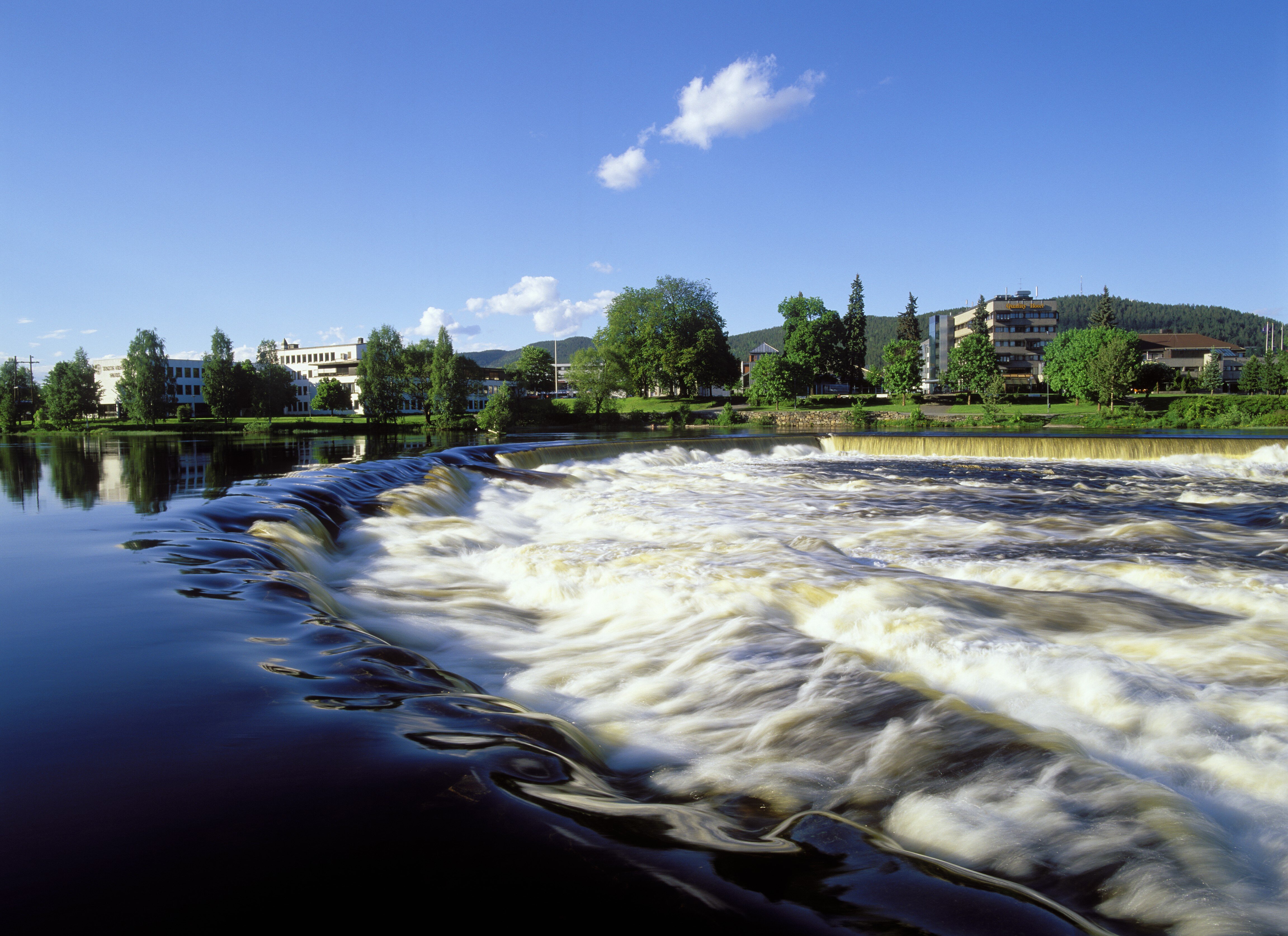 Bildet viser Kongsberg og Numedalslågen.