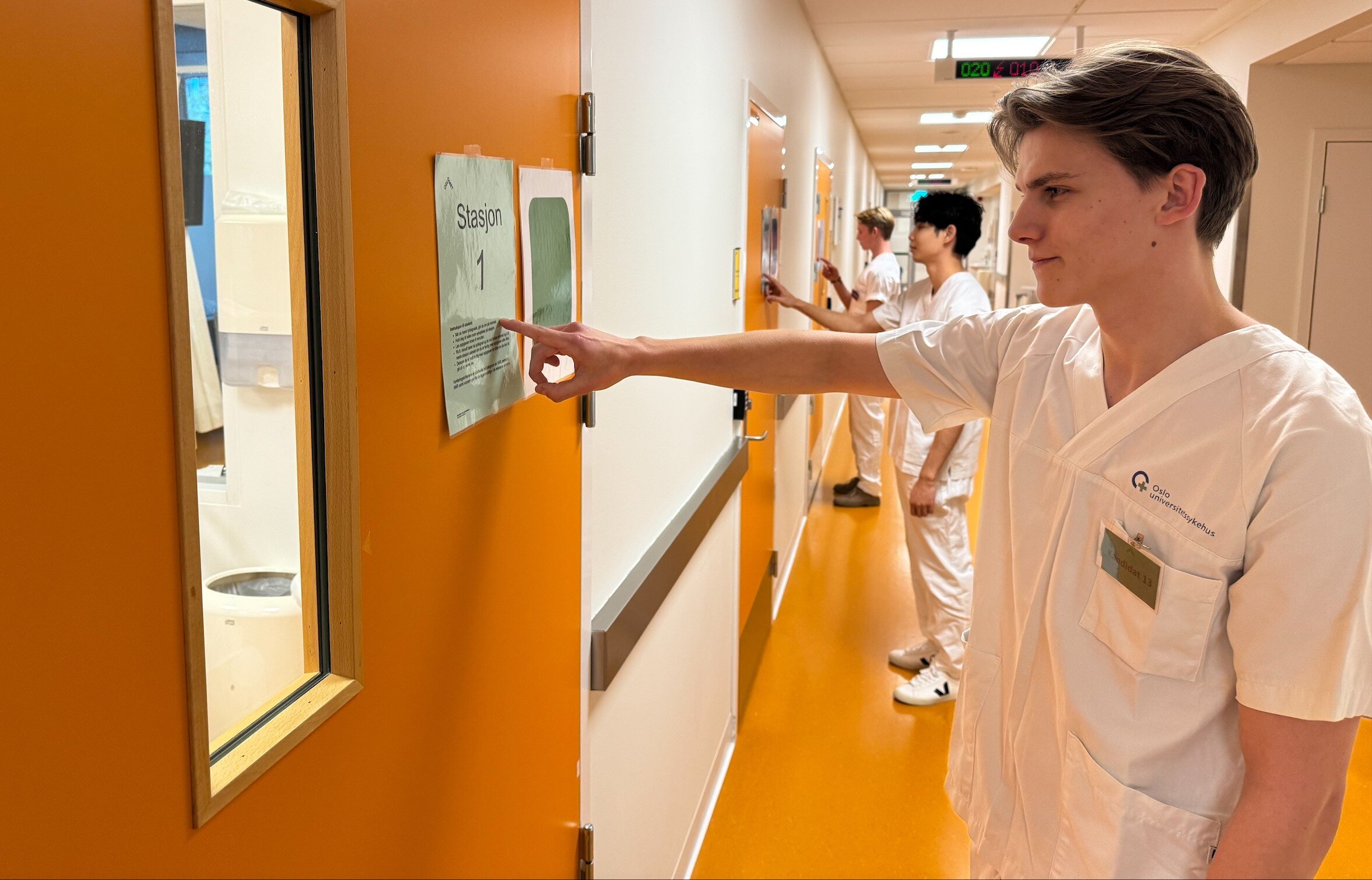 Bildet viser en førsteårsstudent ved Oslomet som gjennomfører en OSKE-eksamen