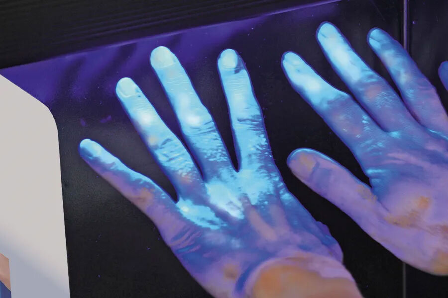 bildet viser hender som belyses av uv lys