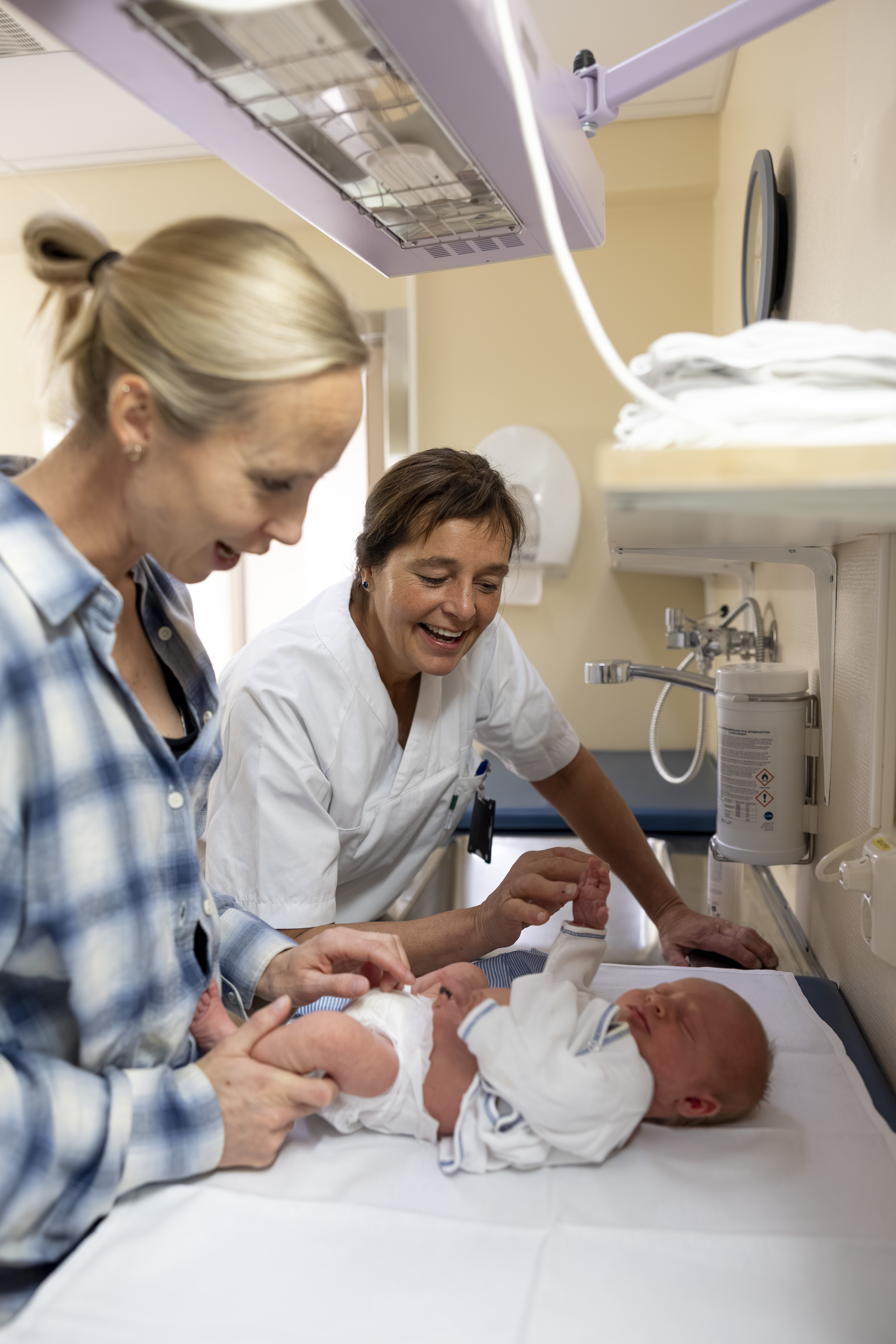 Bjørg Randmæl med Ingeborg Dalen Sandbakken og hennes nyfødte sønn