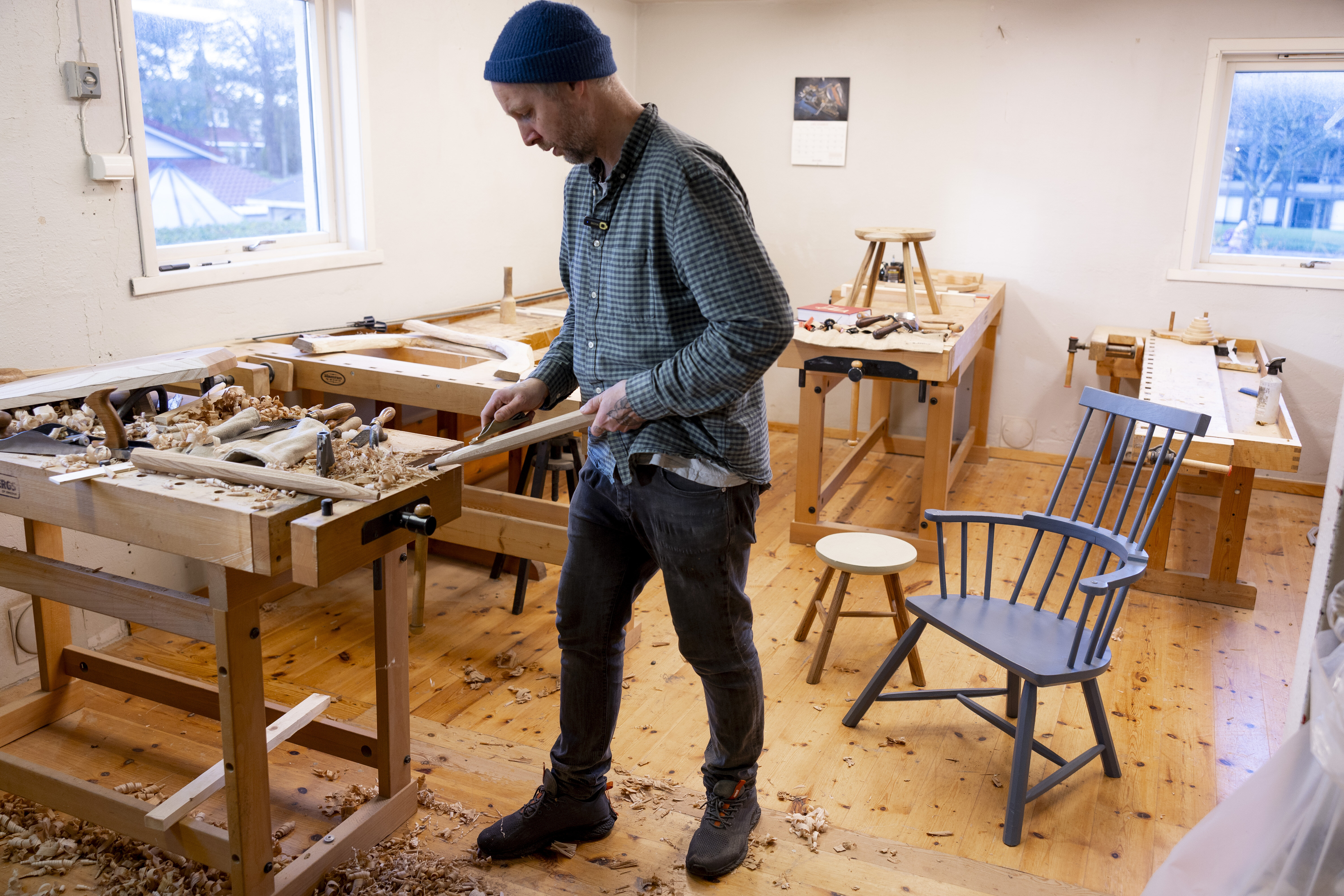 Bildet viser Klaus Skrudland i verkstedet.