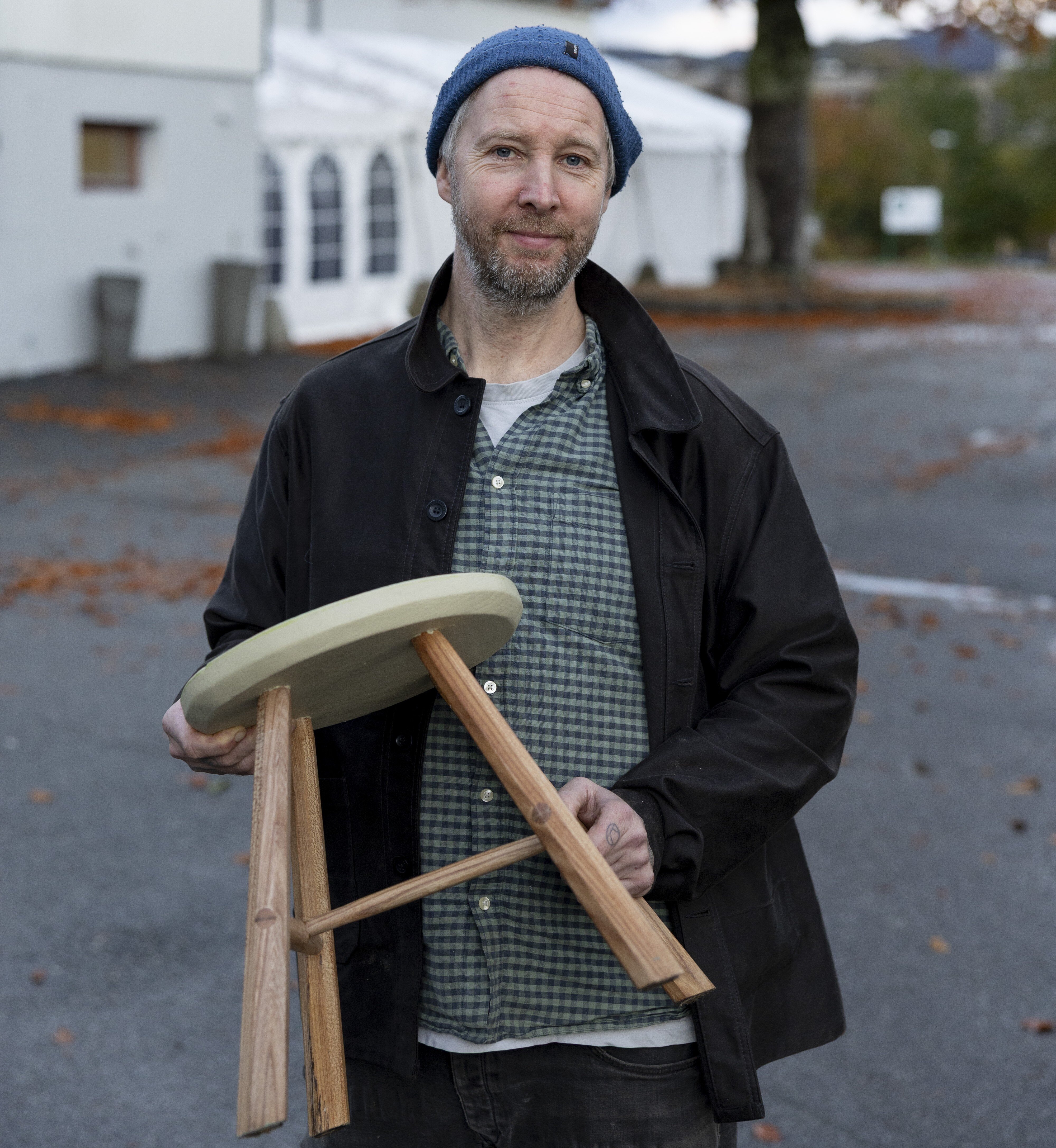 Bildet viser Klaus Skrudland med en krakk.