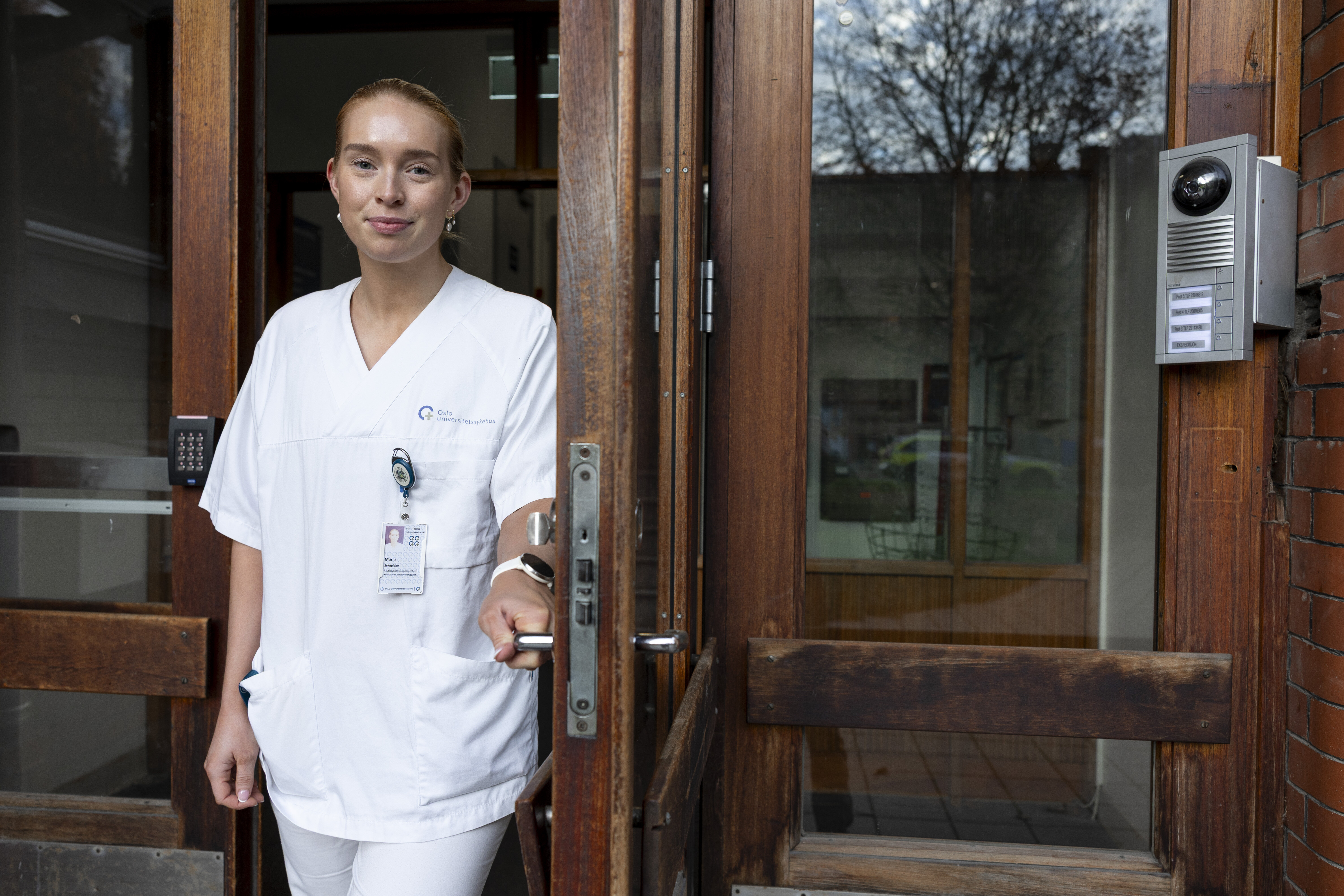 Bildet viser Maria Tessem i sykepleieruniform.