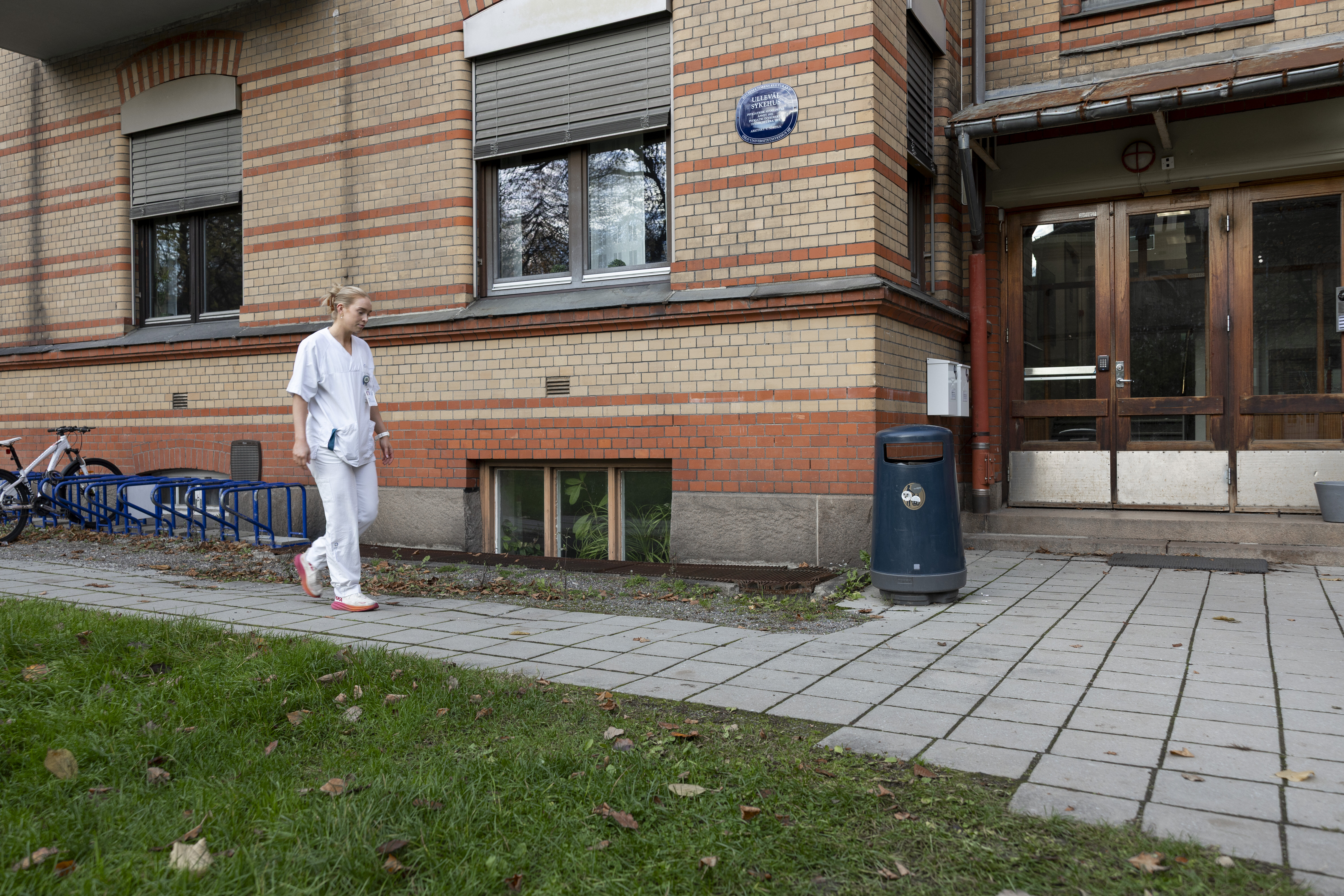 Bildet viser Maria Tessem utenfor jobben på Ullevål.