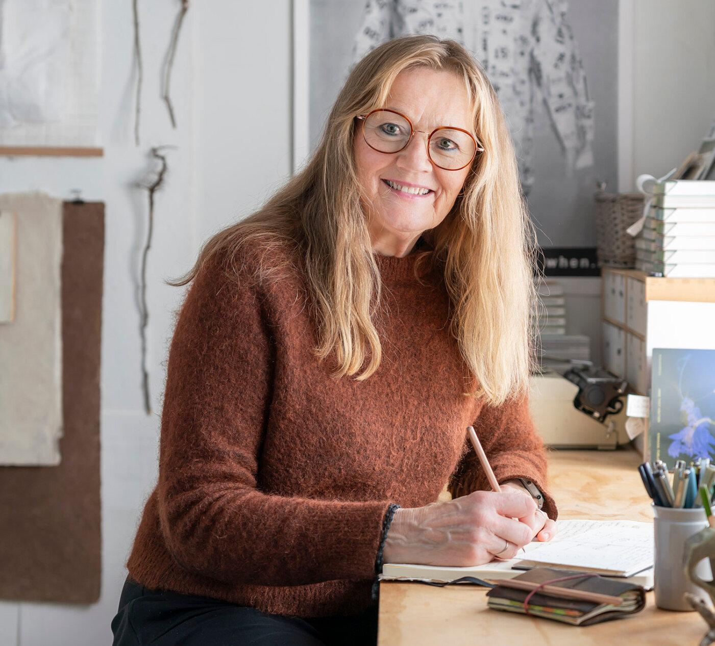 Bildet viser kunstner Anne Tveit Knudsen