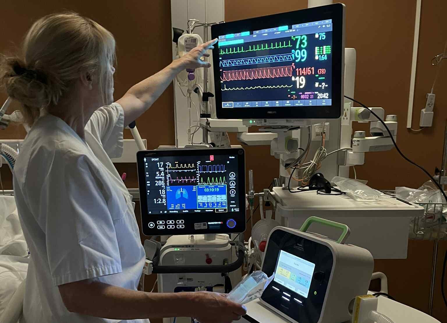 Bildet viser en intensivsykepleier på jobb på Drammen sykehus