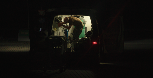 Bildet viser pasienttransport i ly av nattens mørke i Ukraina