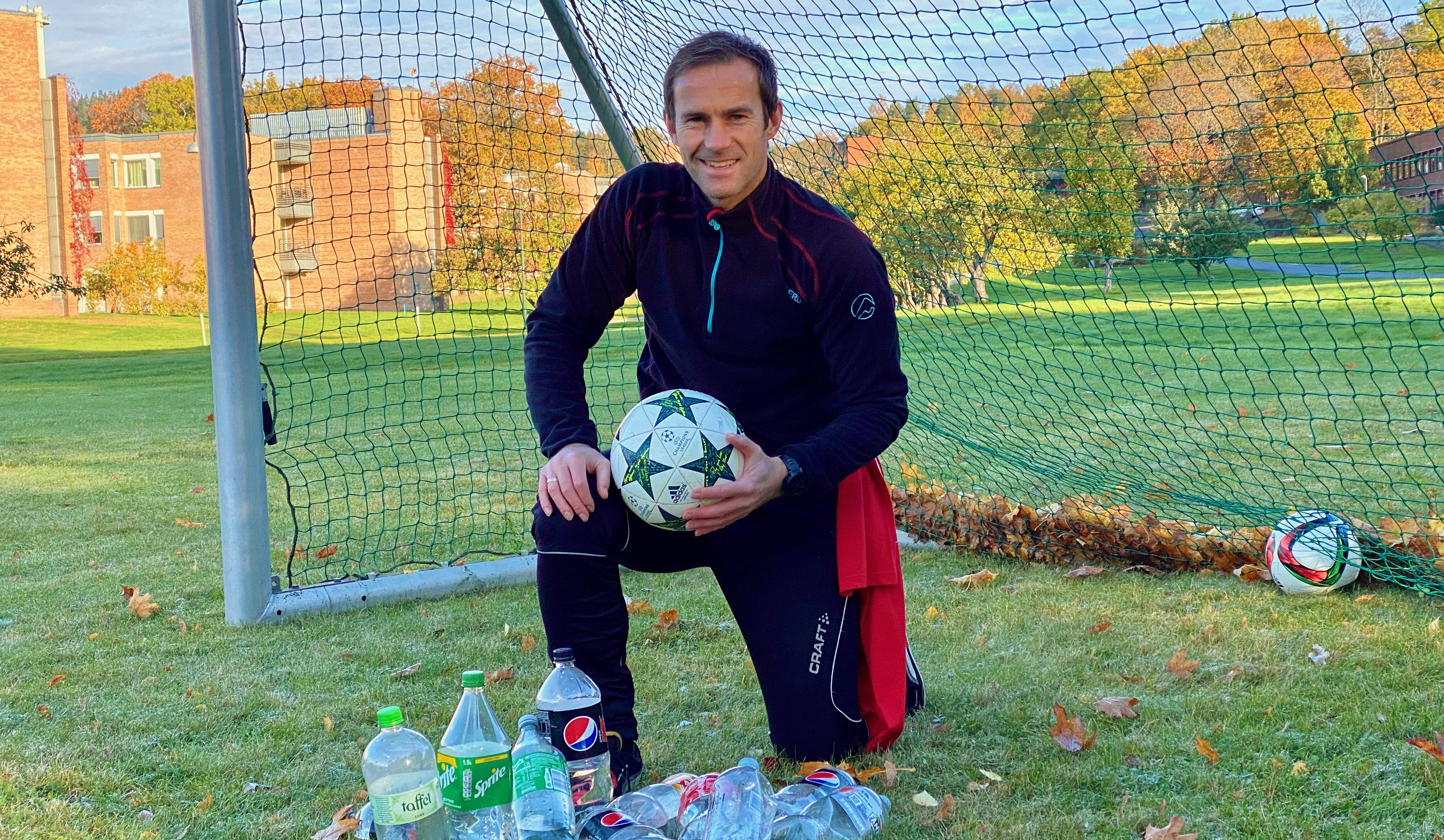 Bildet viser Nils Ola Sande (ansatt) fra Verdens aktivitetsdag på Gaustad, stasjon med fotballbowling