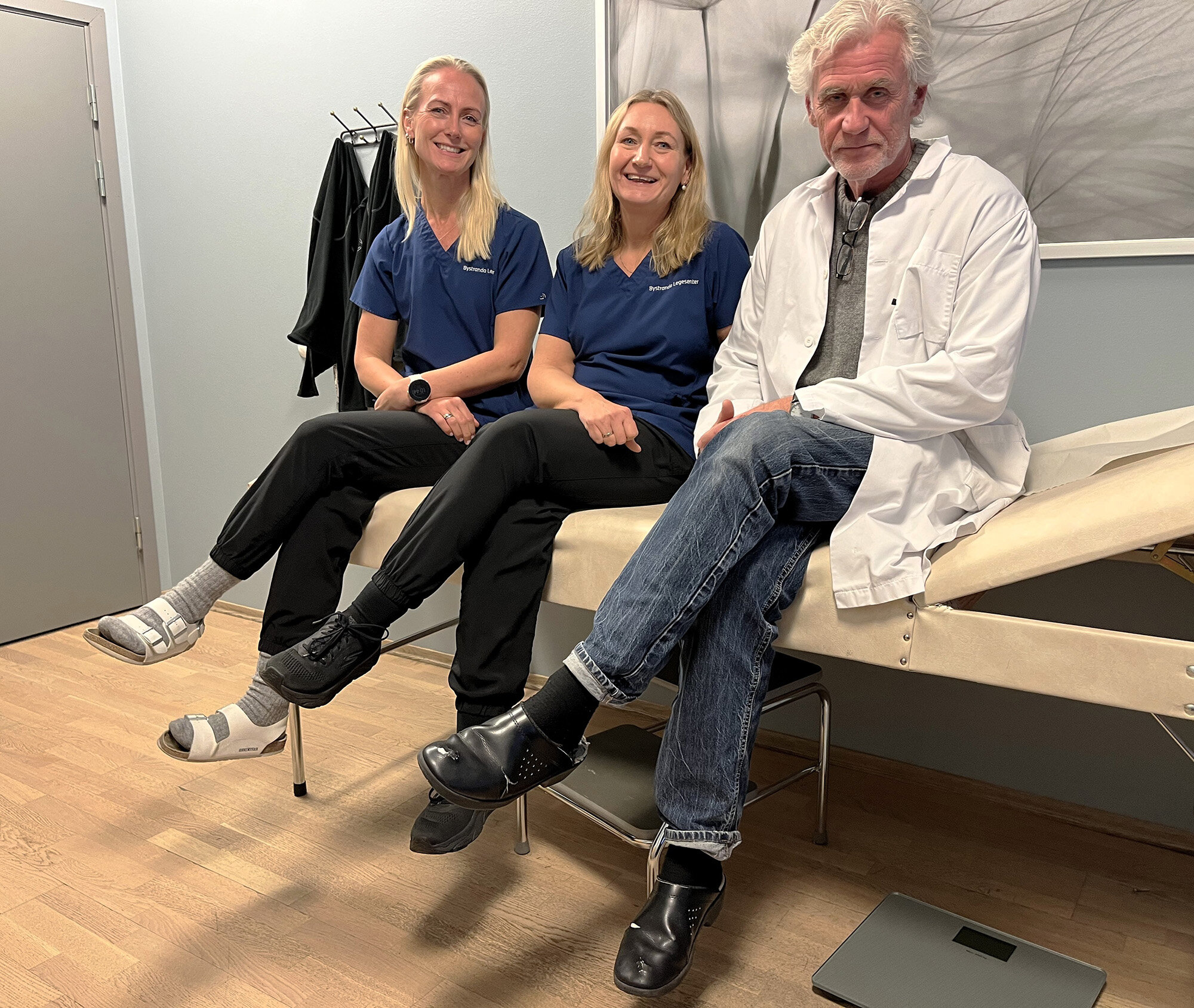  – Sykepleierne er legenes øyne og chatbot, sier fastlege Holgeir Skjeie. Her sammen med Andrea Winther Håland og Sissel Høgeli (midten). 