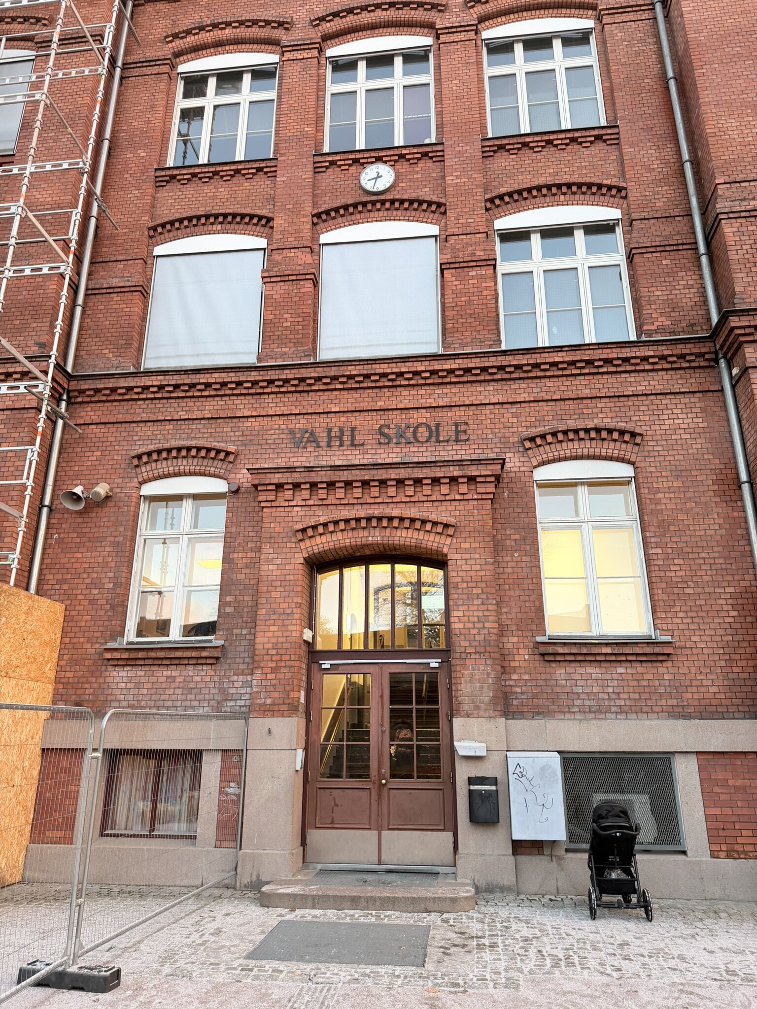 bilde av hovedinngangen på vahl skole i oslo