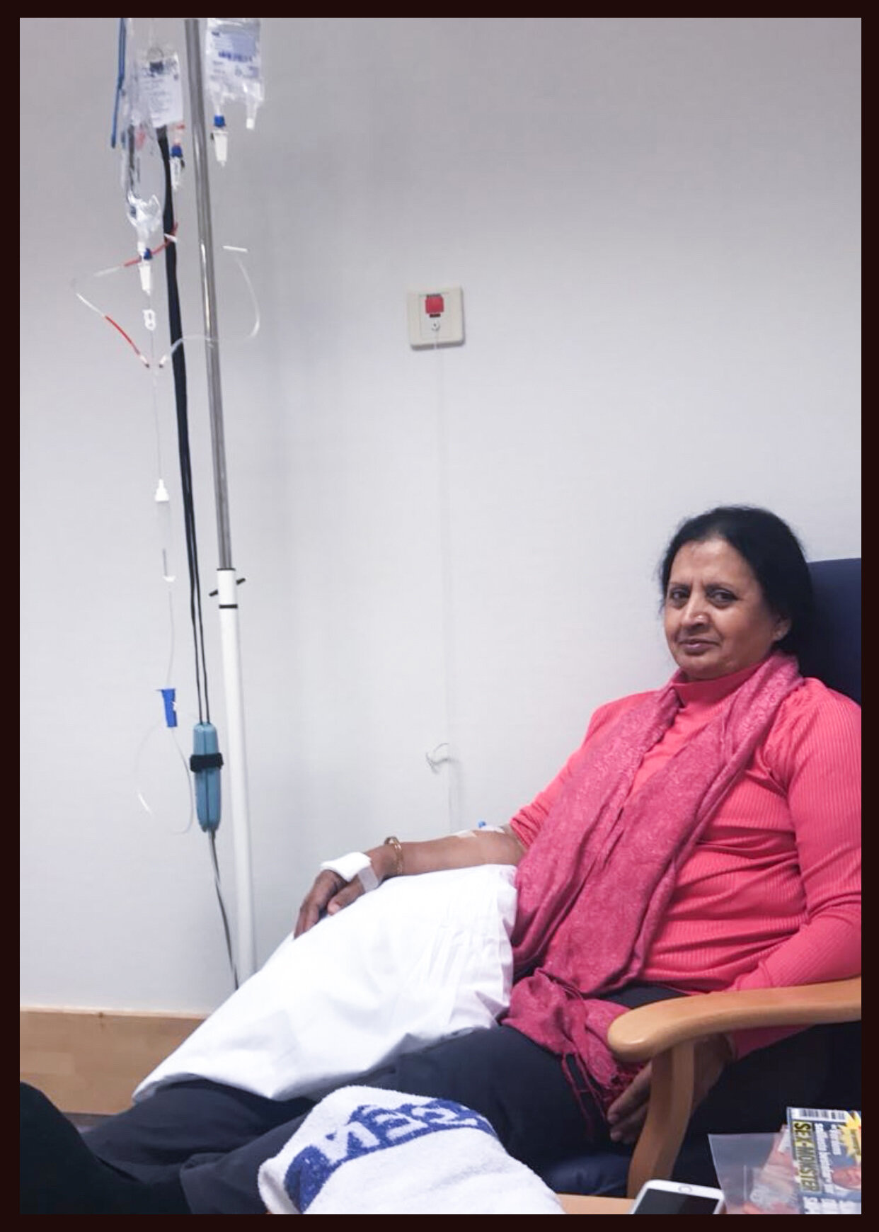 Bildet viser moren til Iqbal på sykehuset når hun får cellegift