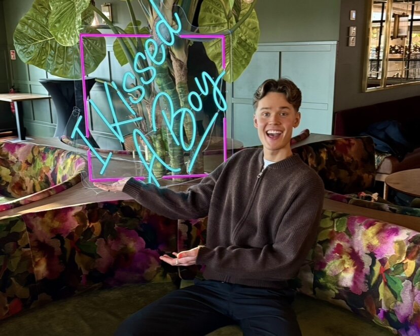 Magnus på settet til "I kissed a boy"