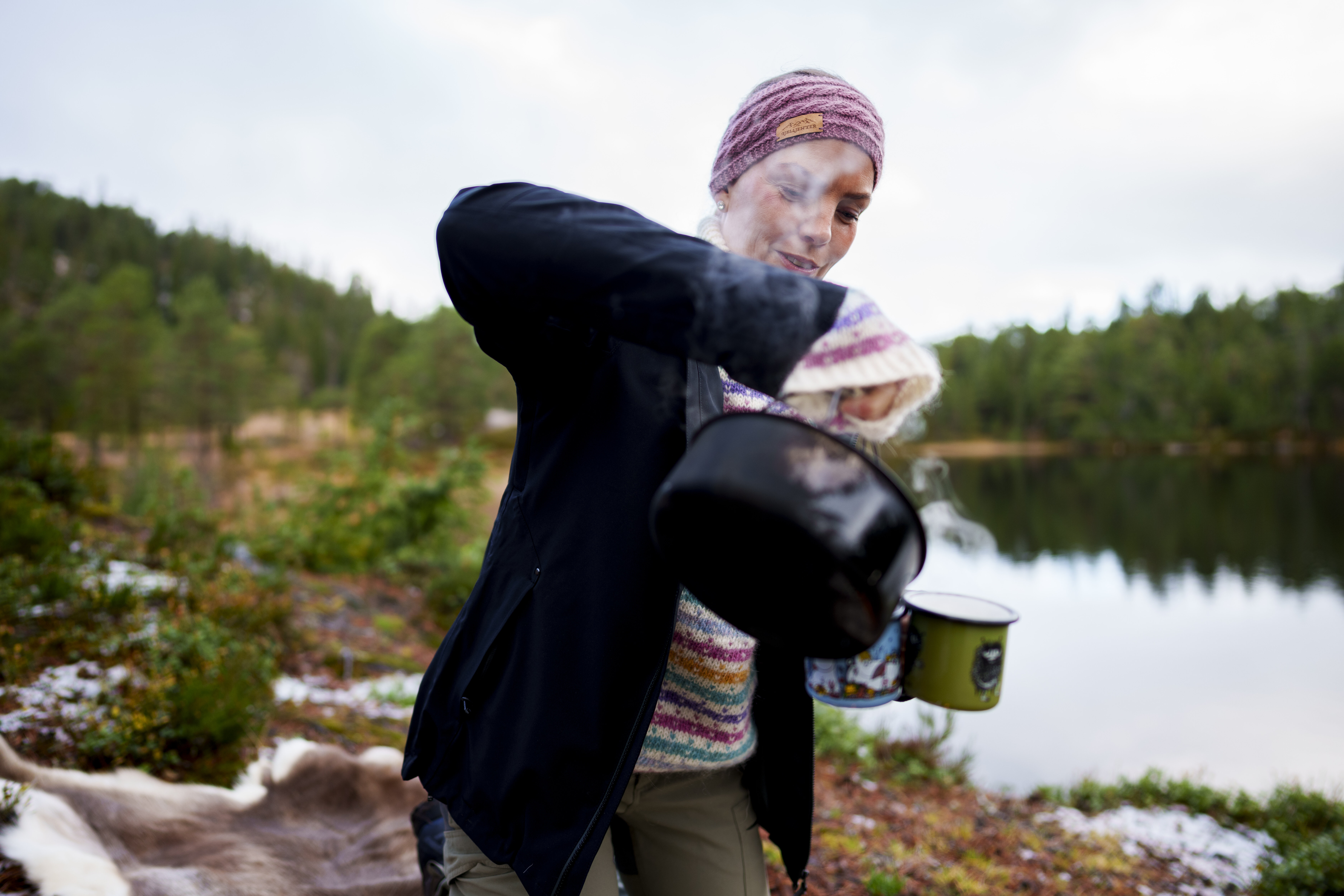 Karen Bjørk skjenker kaffe i koppene