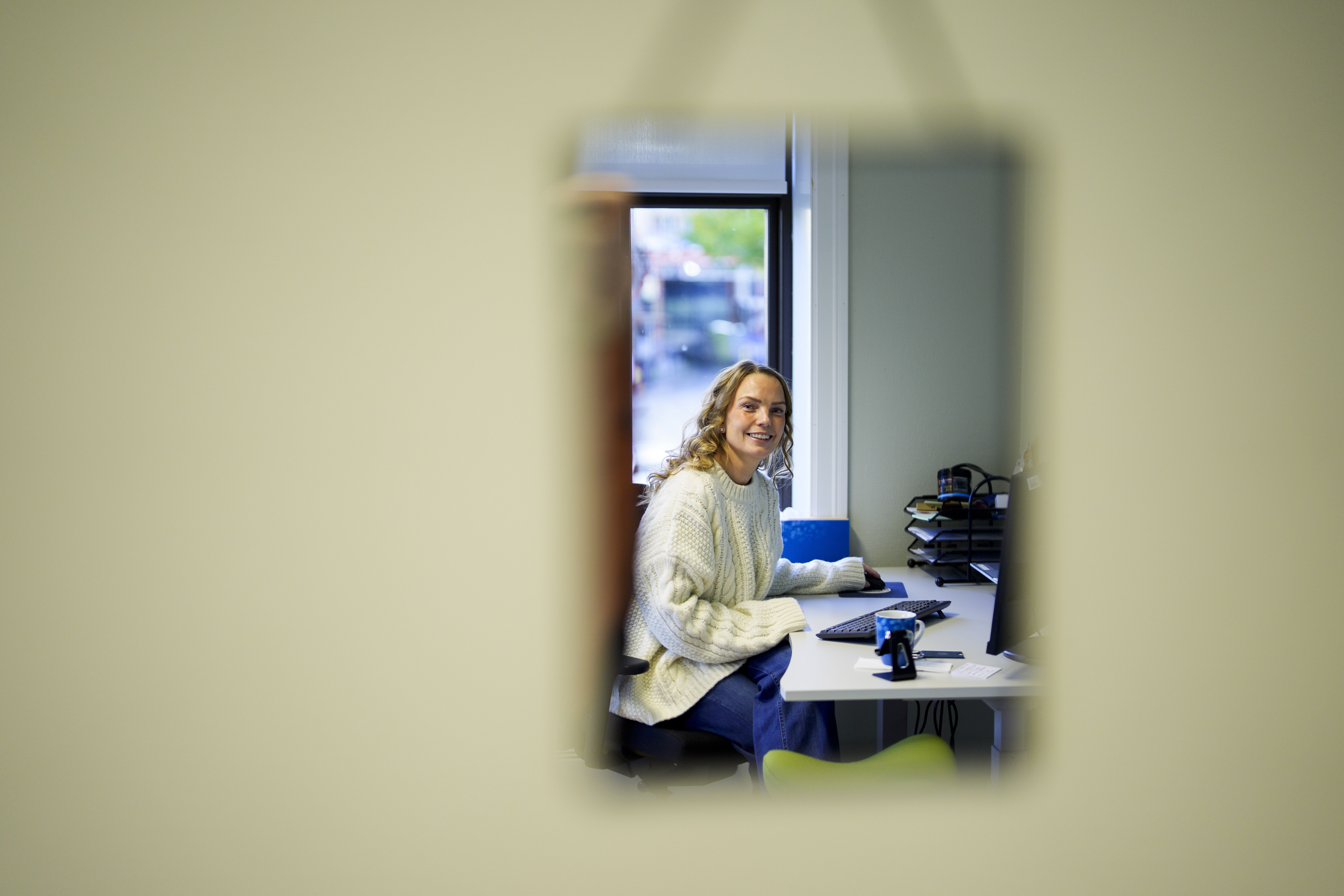 Karen Bjørk på kontoret til jobben