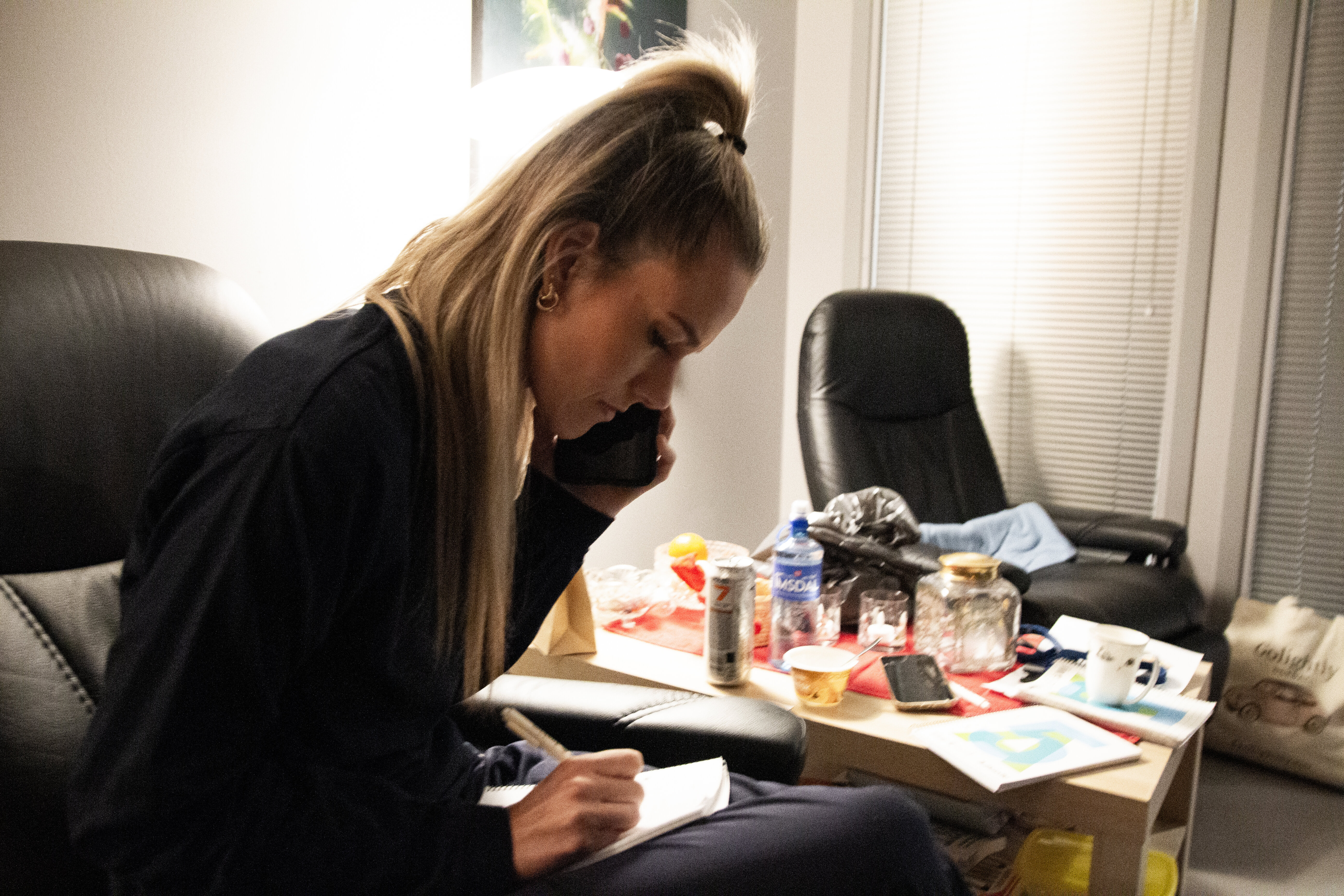 Margrethe som tar en telefon