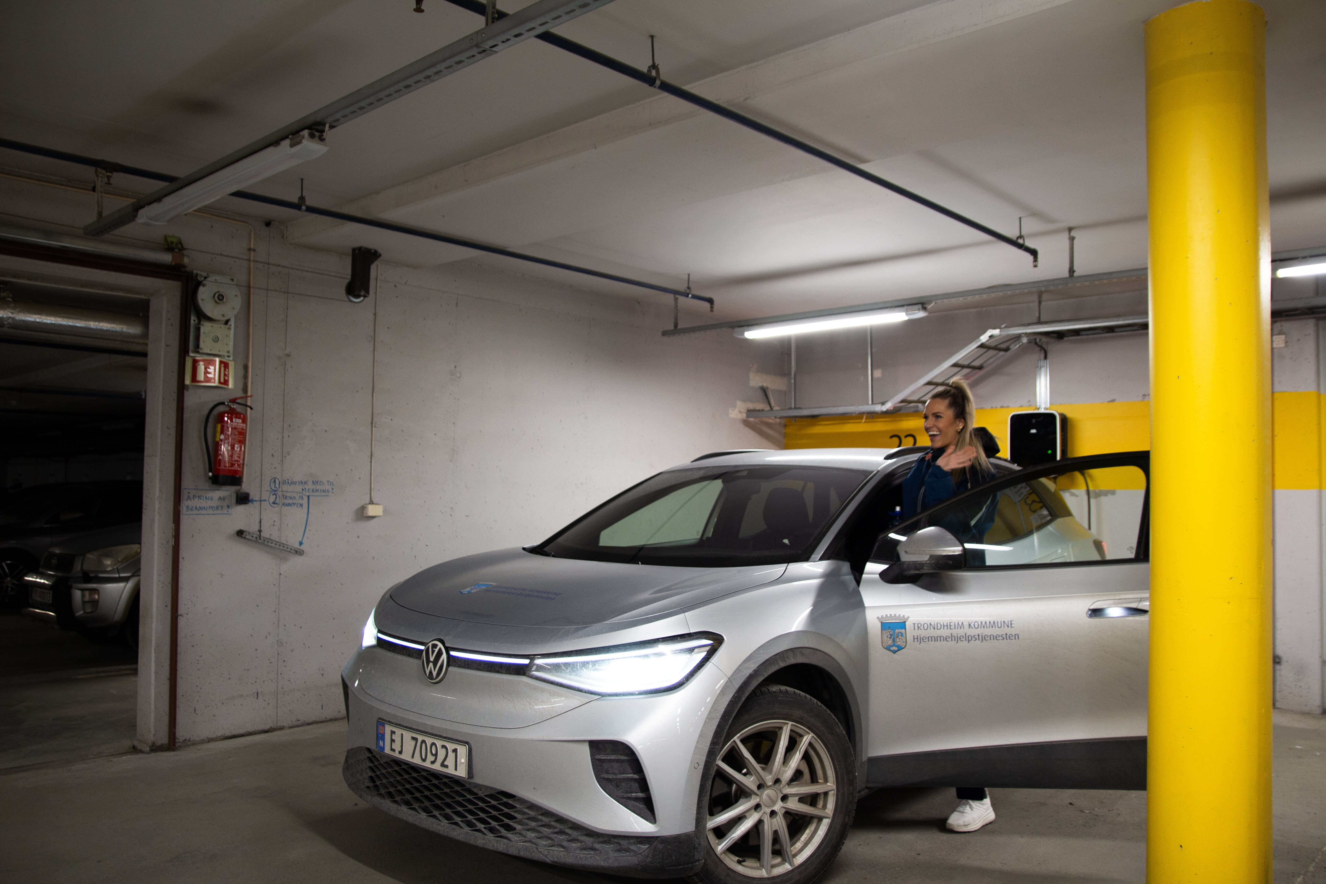 Setter seg inn i bilen