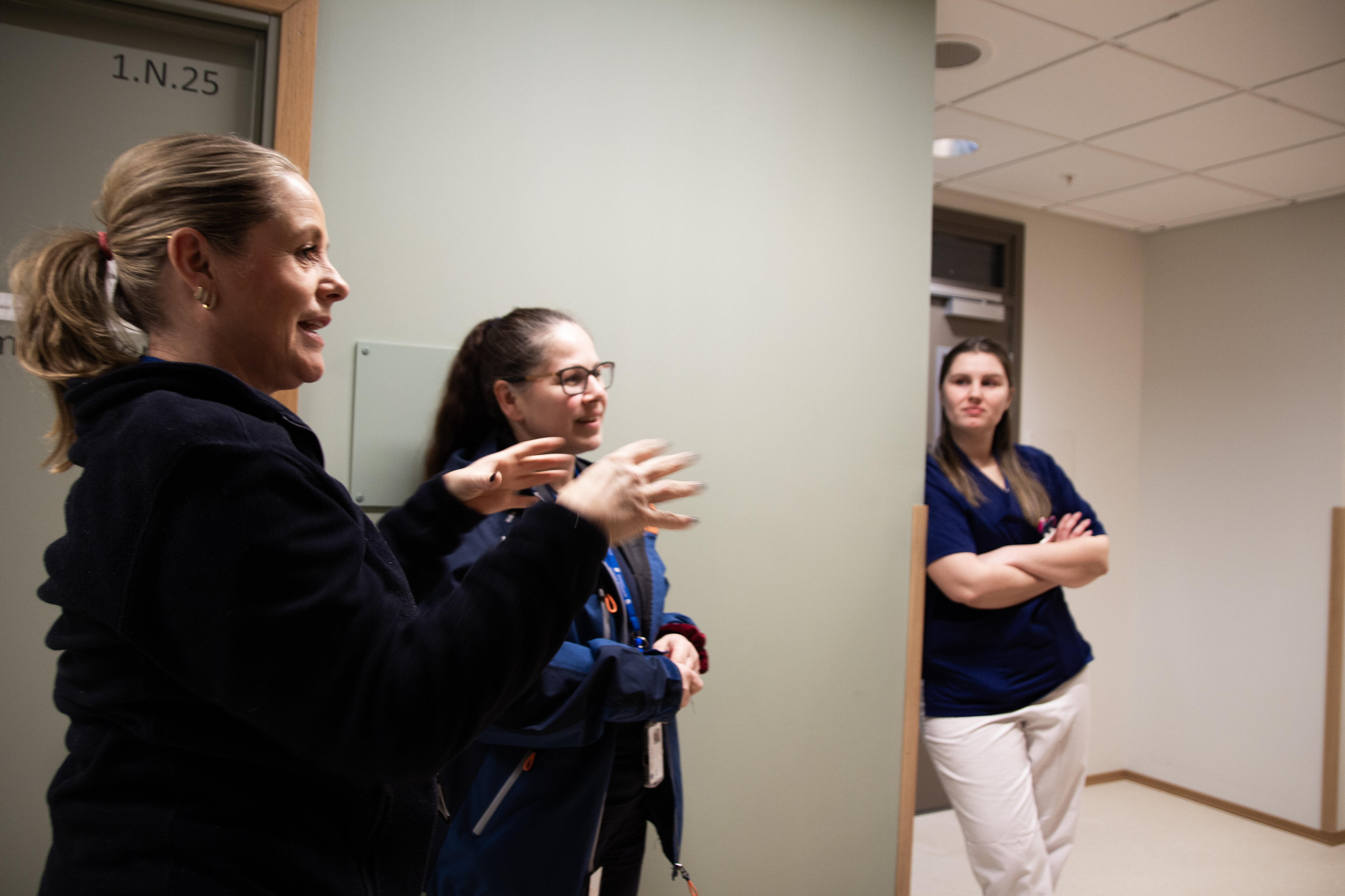 Sykepleier på hjul prater med sykepleiere