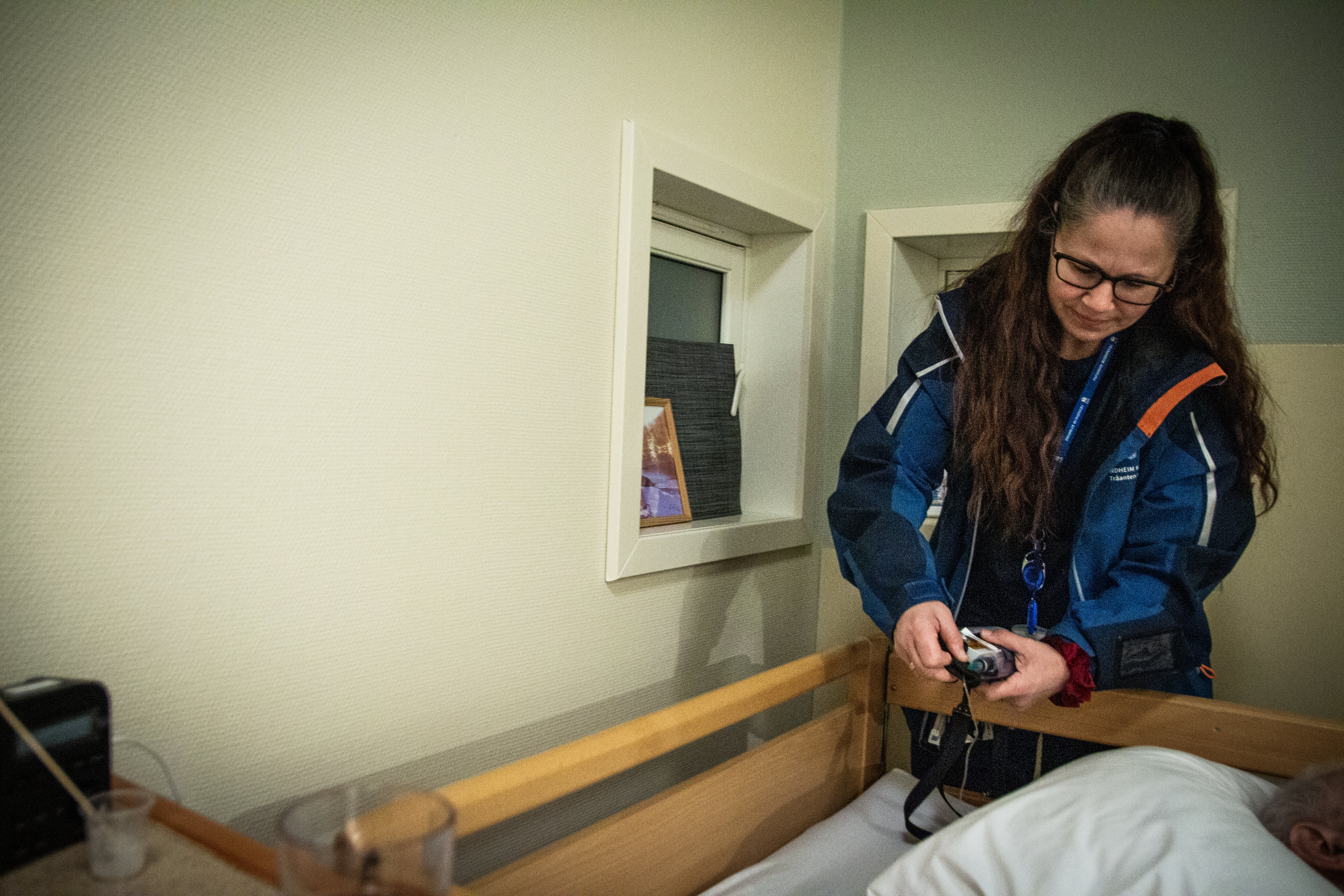 Vanja som sjekker smertepumpe